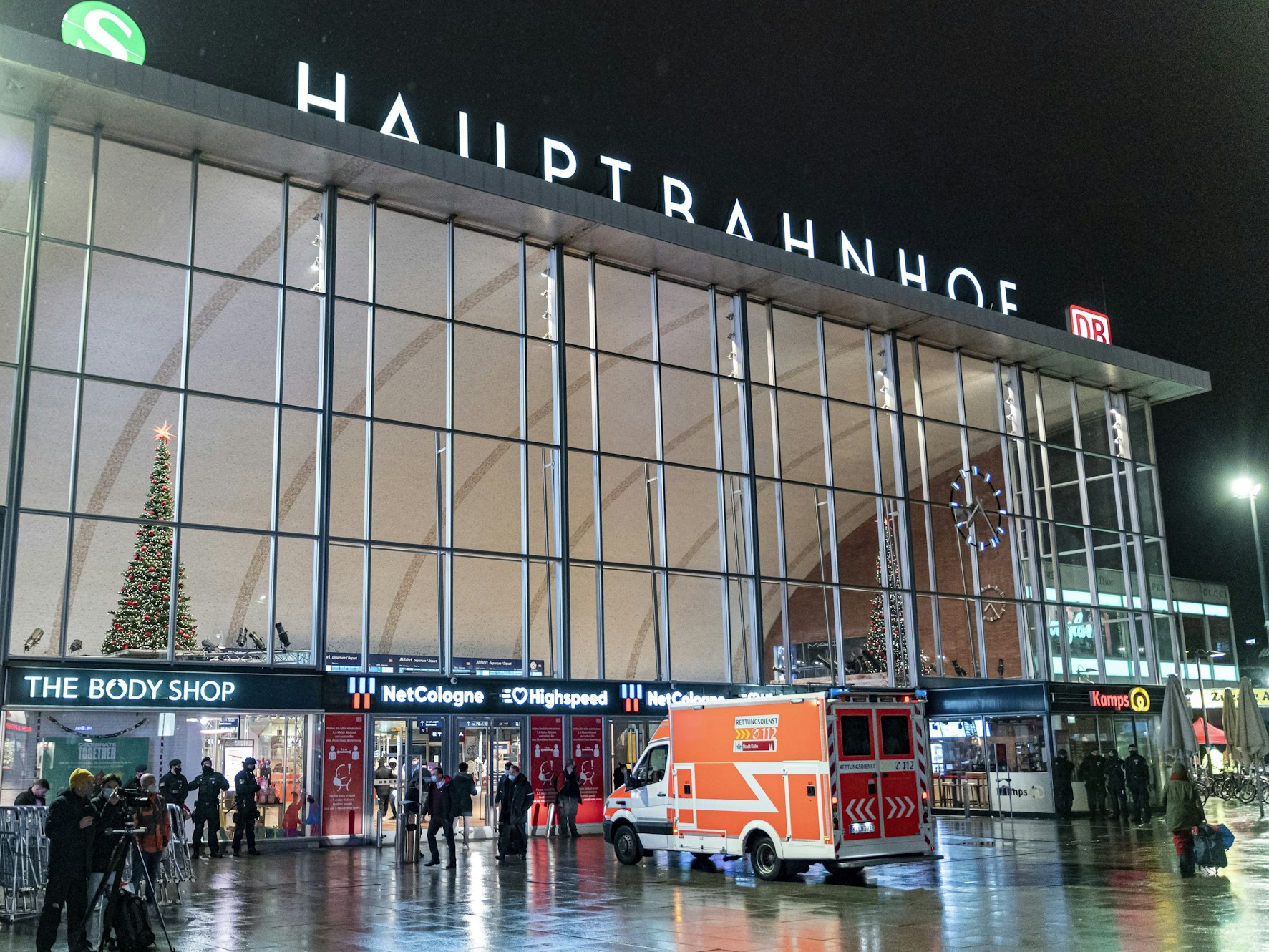 Rettungswagen vor dem Hauptbahnhof in Köln.