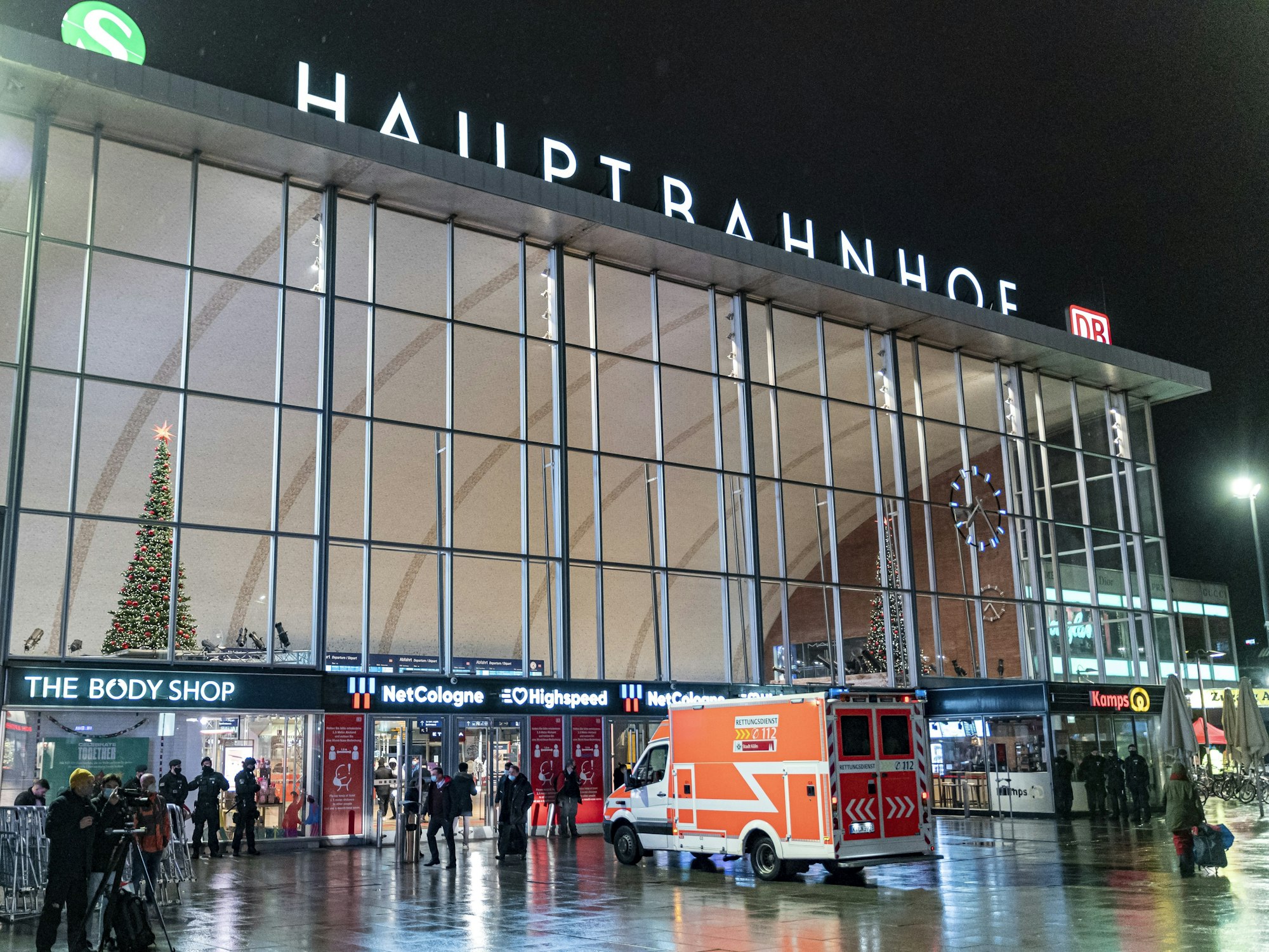Rettungswagen vor dem Hauptbahnhof in Köln.