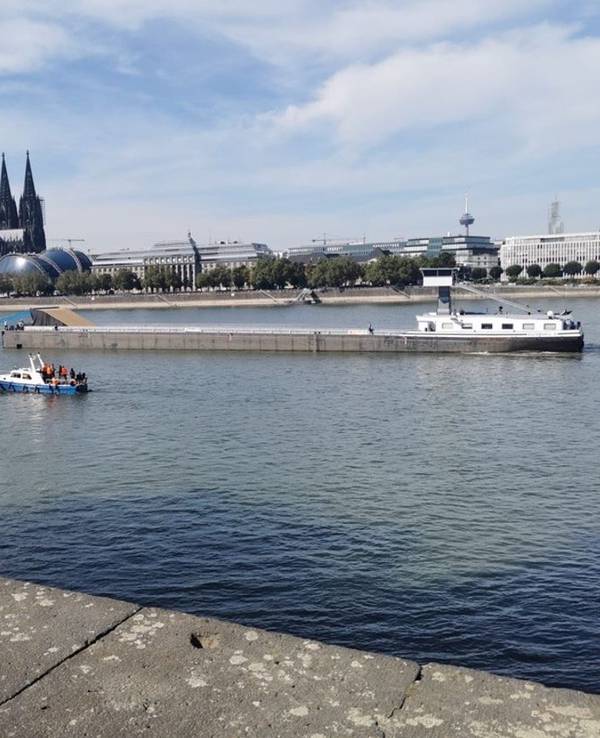 Schiff mit Motocross-Rampe auf dem Rhein in Köln.