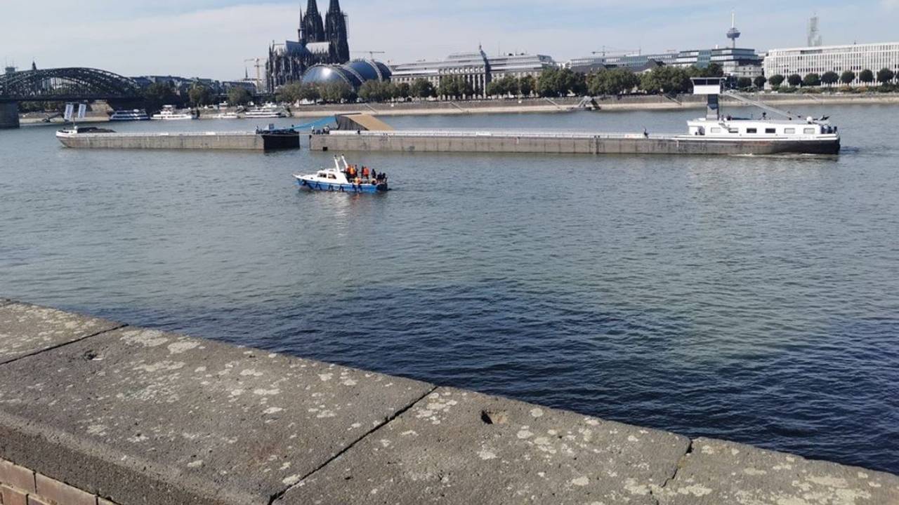 Schiff mit Motocross-Rampe auf dem Rhein in Köln.