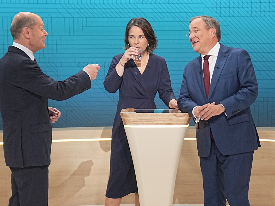 Die Kanzlerkandidaten Olaf Scholz (SPD, l-r), Annalena Baerbock (Bündnis90/Die Grünen) und Armin Laschet (CDU) treffen am 12. September 2021 in einer TV-Diskussion bei ARD und ZDF aufeinander.