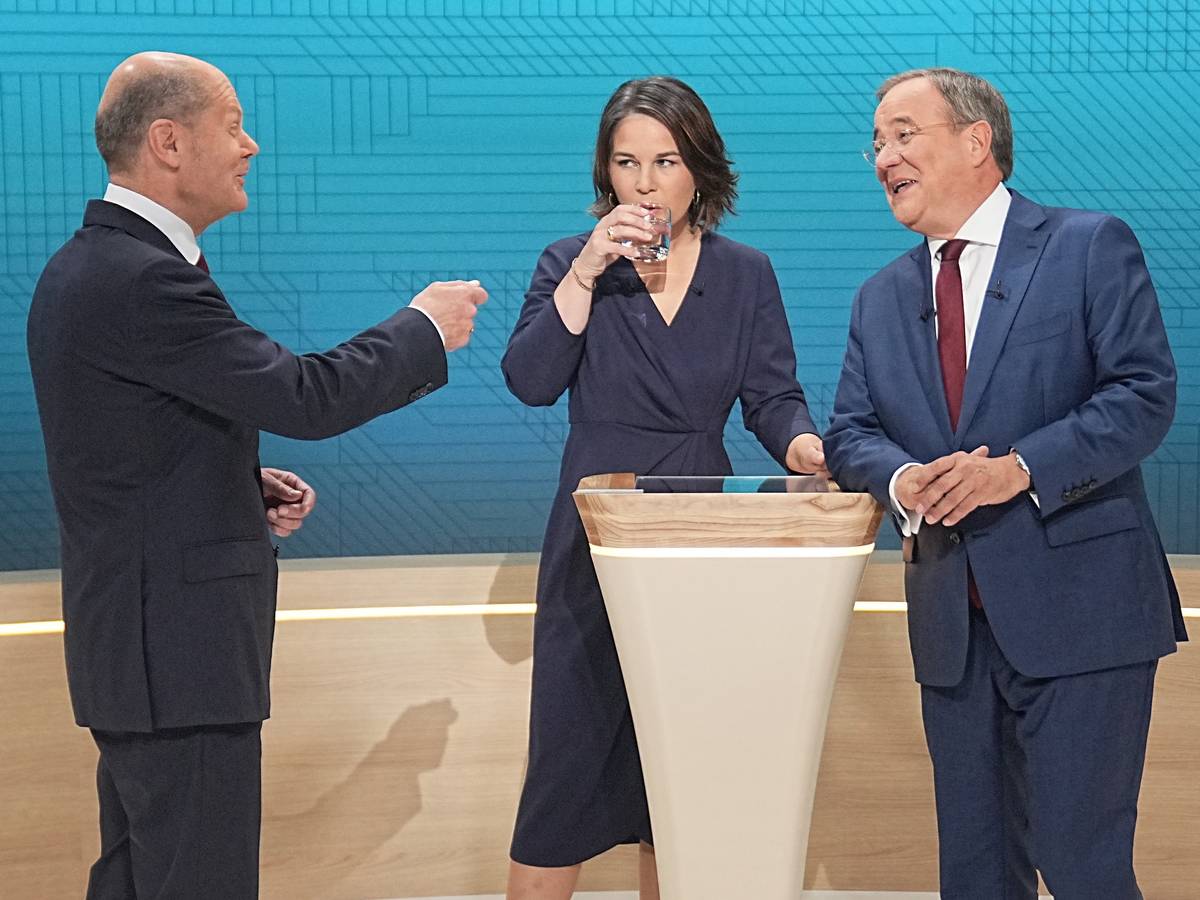 Die drei Kanzlerkandidaten Olaf Scholz (SPD, l-r), Annalena Baerbock (Bündnis90/Die Grünen) und Armin Laschet (CDU) im ARD-Studio.