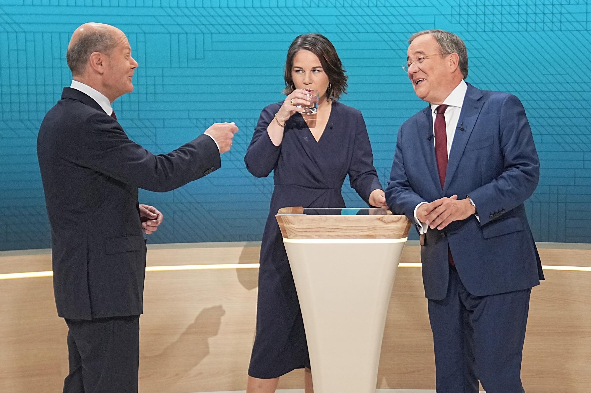 Kanzlerkandidat Olaf Scholz (SPD, l-r), Kanzlerkandidatin Annalena Baerbock (Bündnis90/Die Grünen) und Kanzlerkandidat Armin Laschet (CDU) stehen im Fernsehstudio.