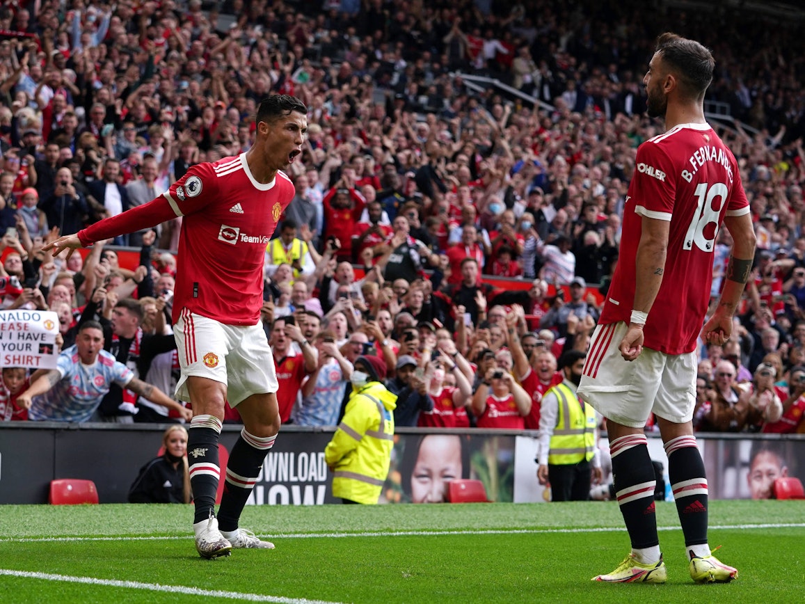 Cristiano Ronaldo jubelt über sein Comeback-Tor für Manchester United gegen Newcastle mit Bruno Fernandes.