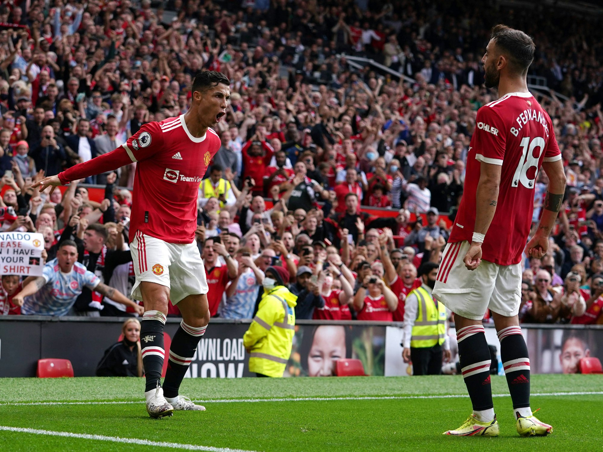 Cristiano Ronaldo jubelt über sein Comeback-Tor für Manchester United gegen Newcastle mit Bruno Fernandes.