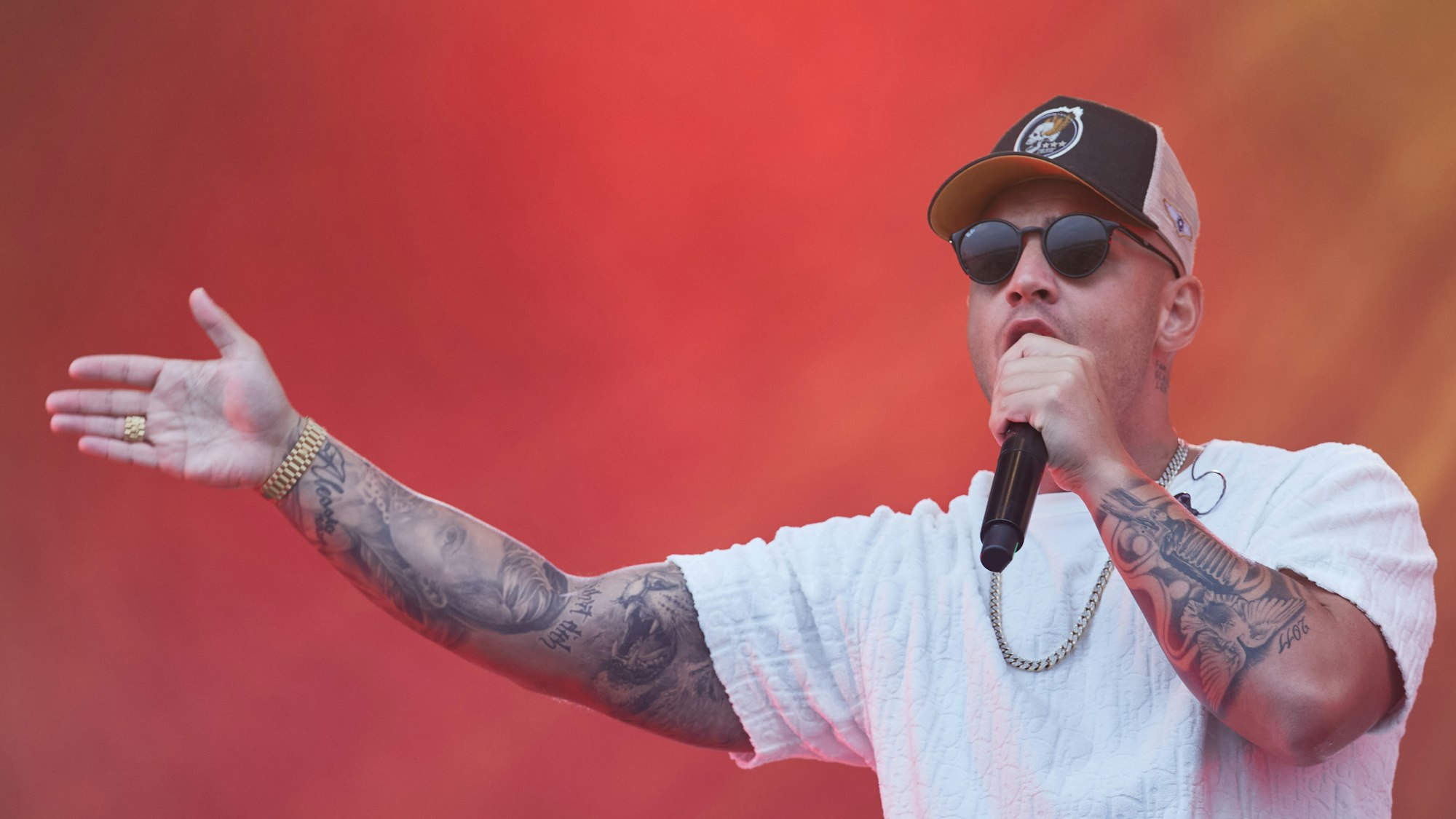 Pietro Lombardi, Sänger, steht auf der Bühne beim Strandkorb Open-Air-Konzert am Cruise Center Steinwerder.