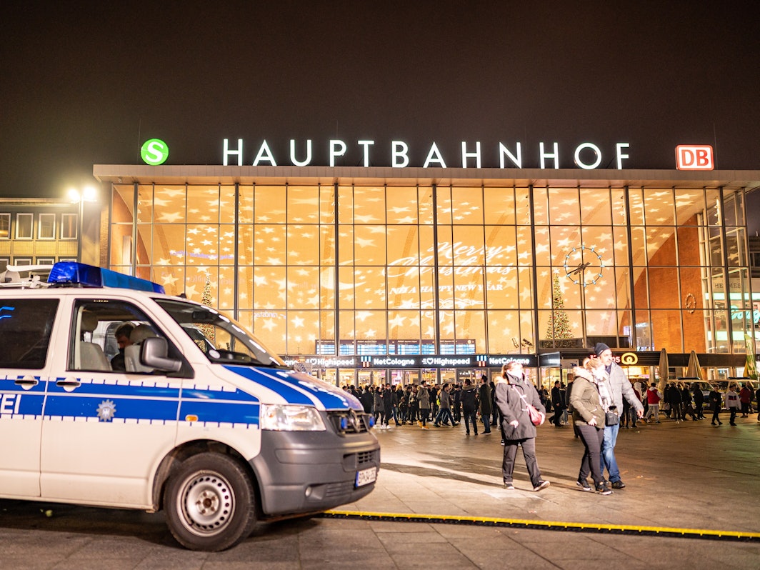 Ein Polizeifahrzeug steht vor dem Hauptbahnhof in Köln.