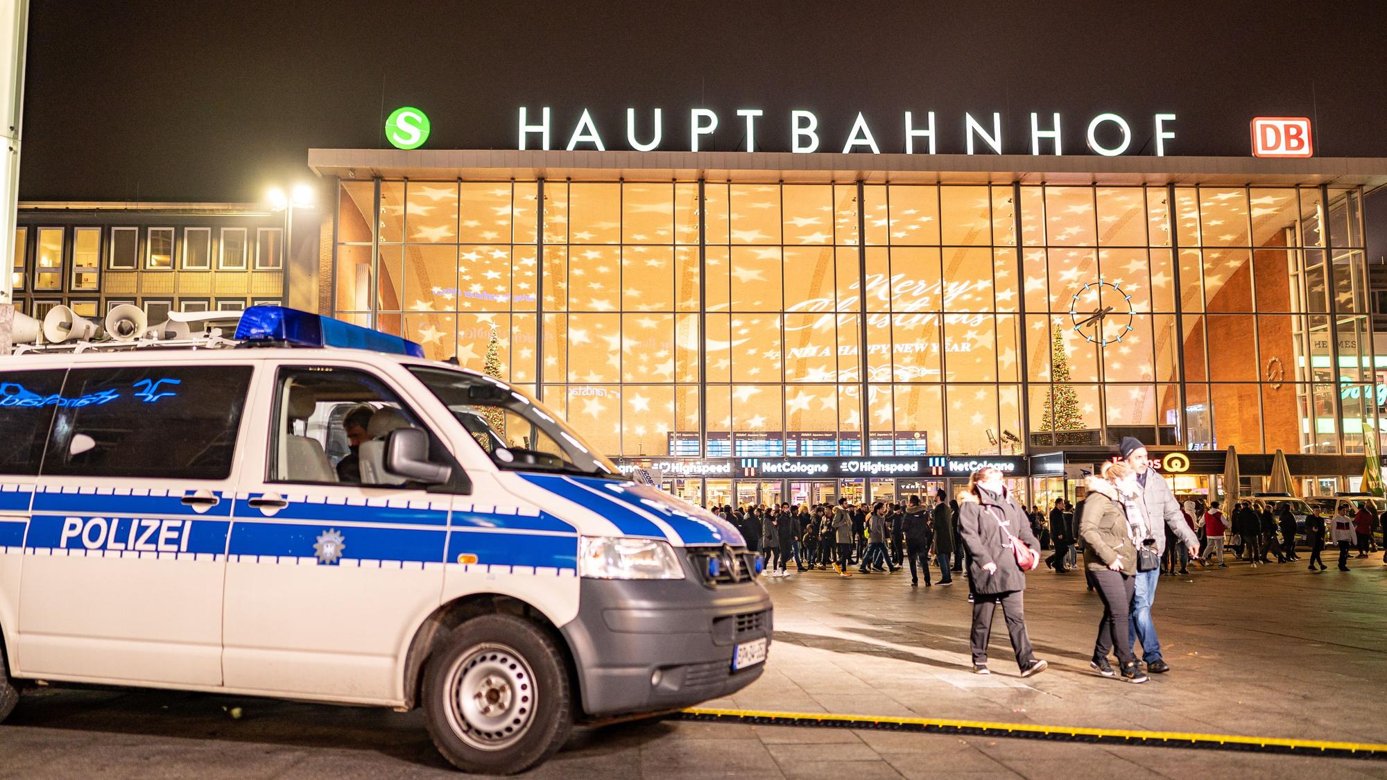 Ein Polizeiauto steht vor dem Hauptbahnhof in Köln.