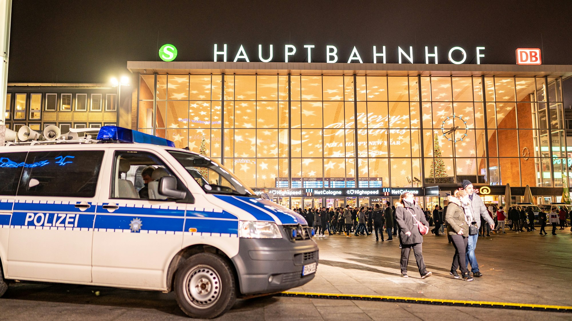 Ein Polizeiauto steht vor dem Hauptbahnhof in Köln.