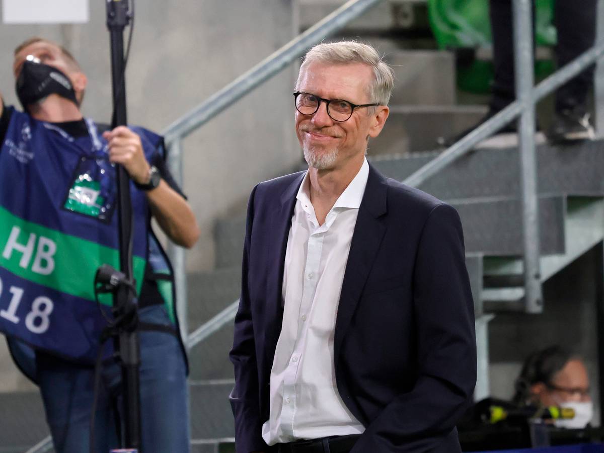 Peter Stöger lächelt an der Seitenlinie als Trainer von Ferencvaros Budapest.