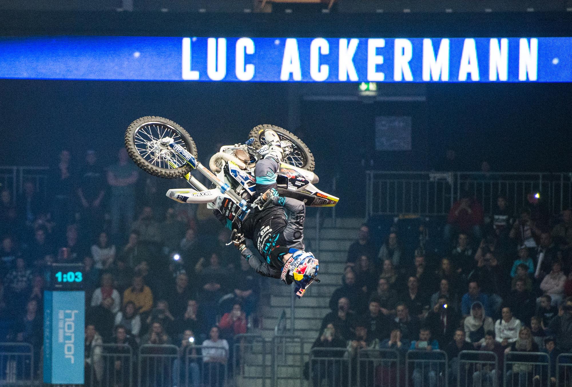 Luc Ackermann bei einem Sprung mit seinem Motocross in Halle.