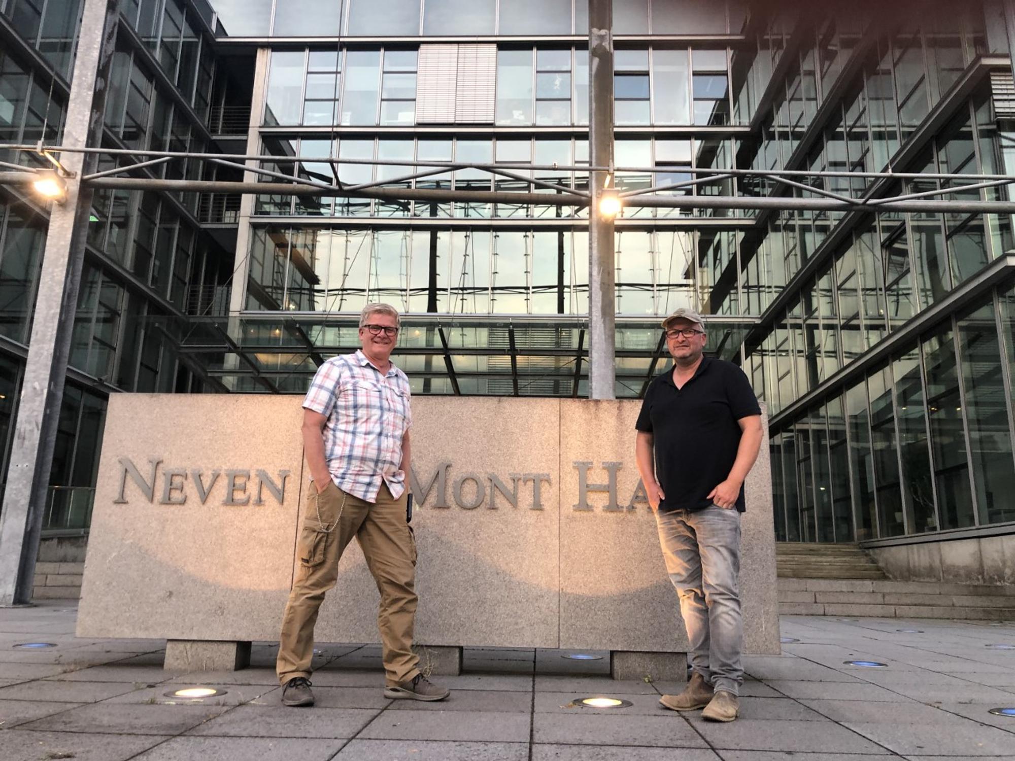 Markus Wipperfürth und Ralf Klohr (rechts) am Neven DuMont Haus