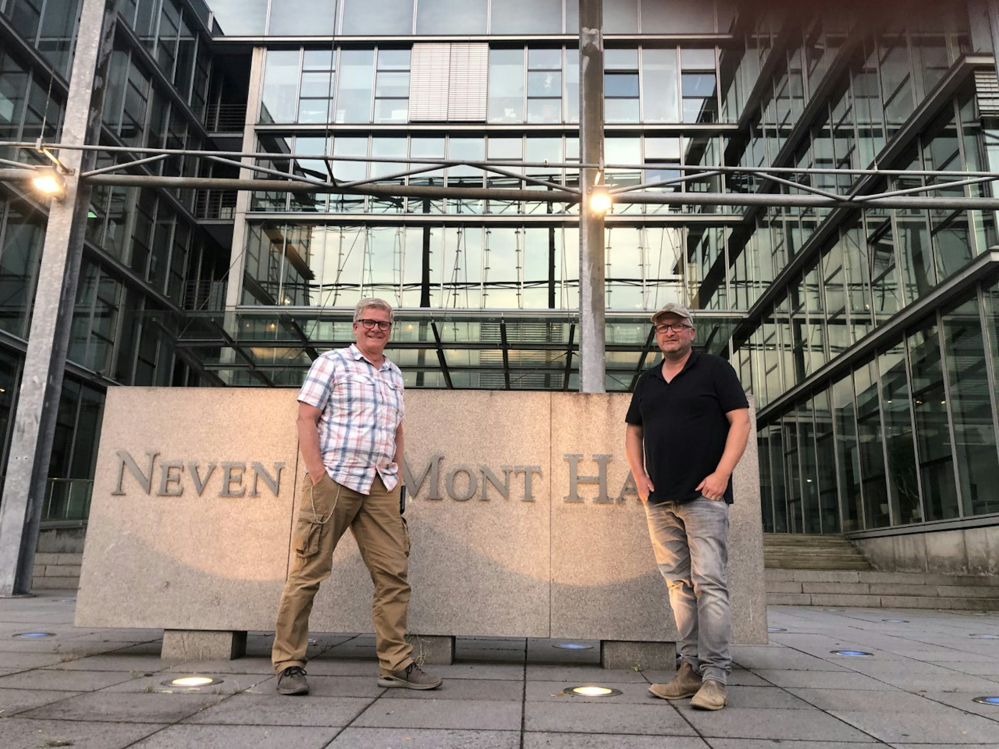 Markus Wipperfürth und Ralf Klohr (rechts) am Neven DuMont Haus
