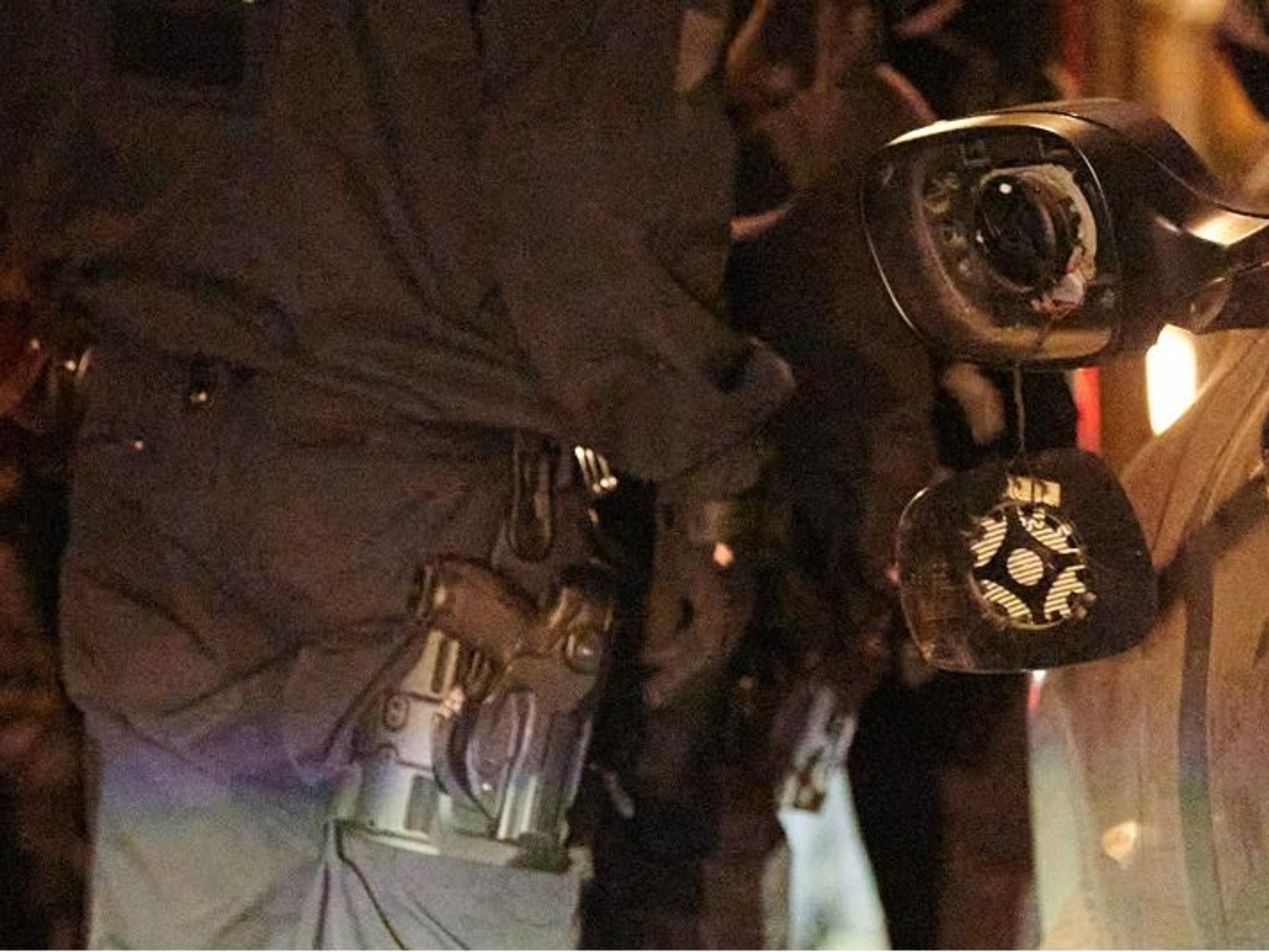 Ein zerstörter Autospiegel hängt an einem Pkw.