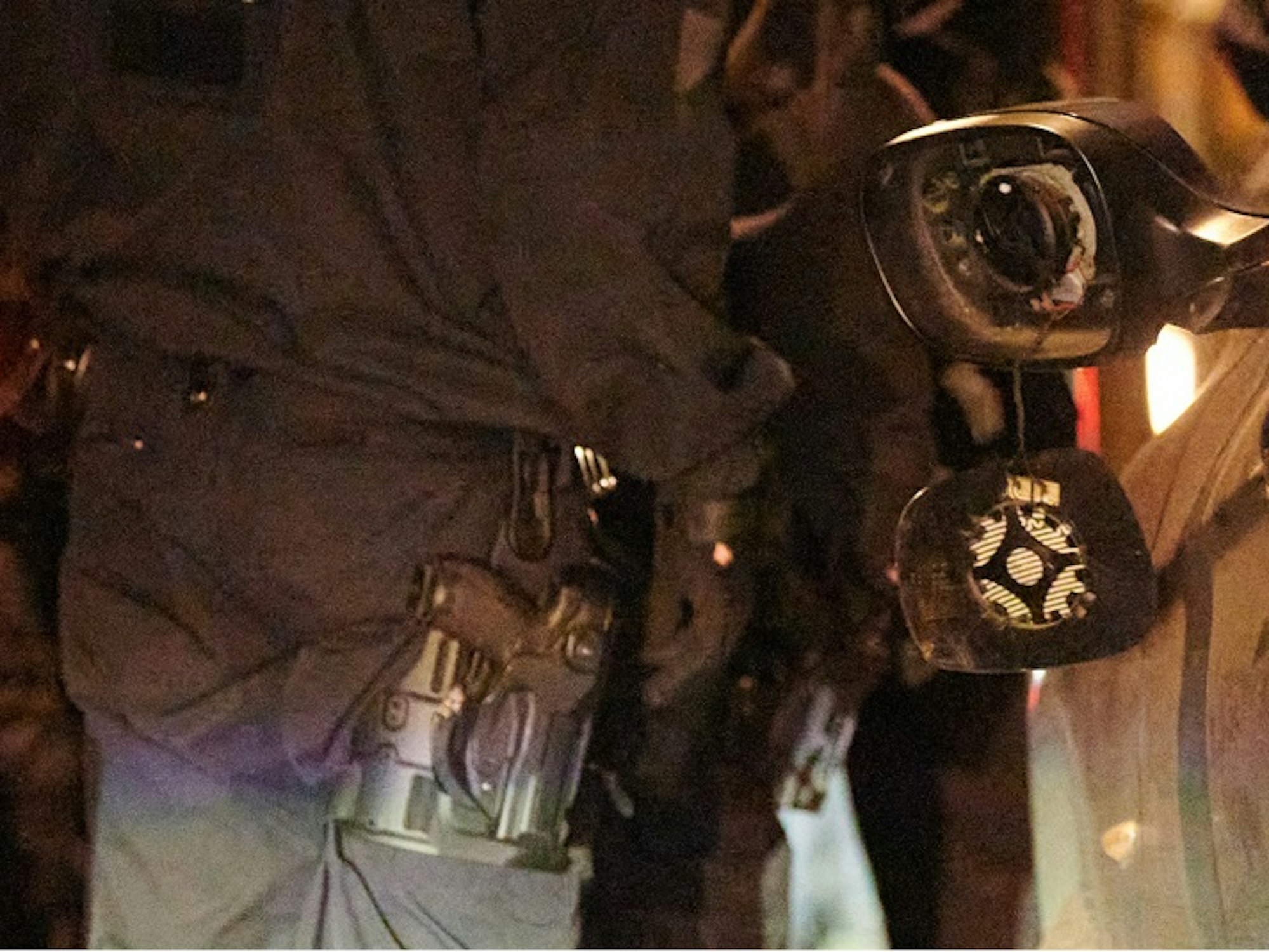 Ein zerstörter Autospiegel hängt an einem Pkw.