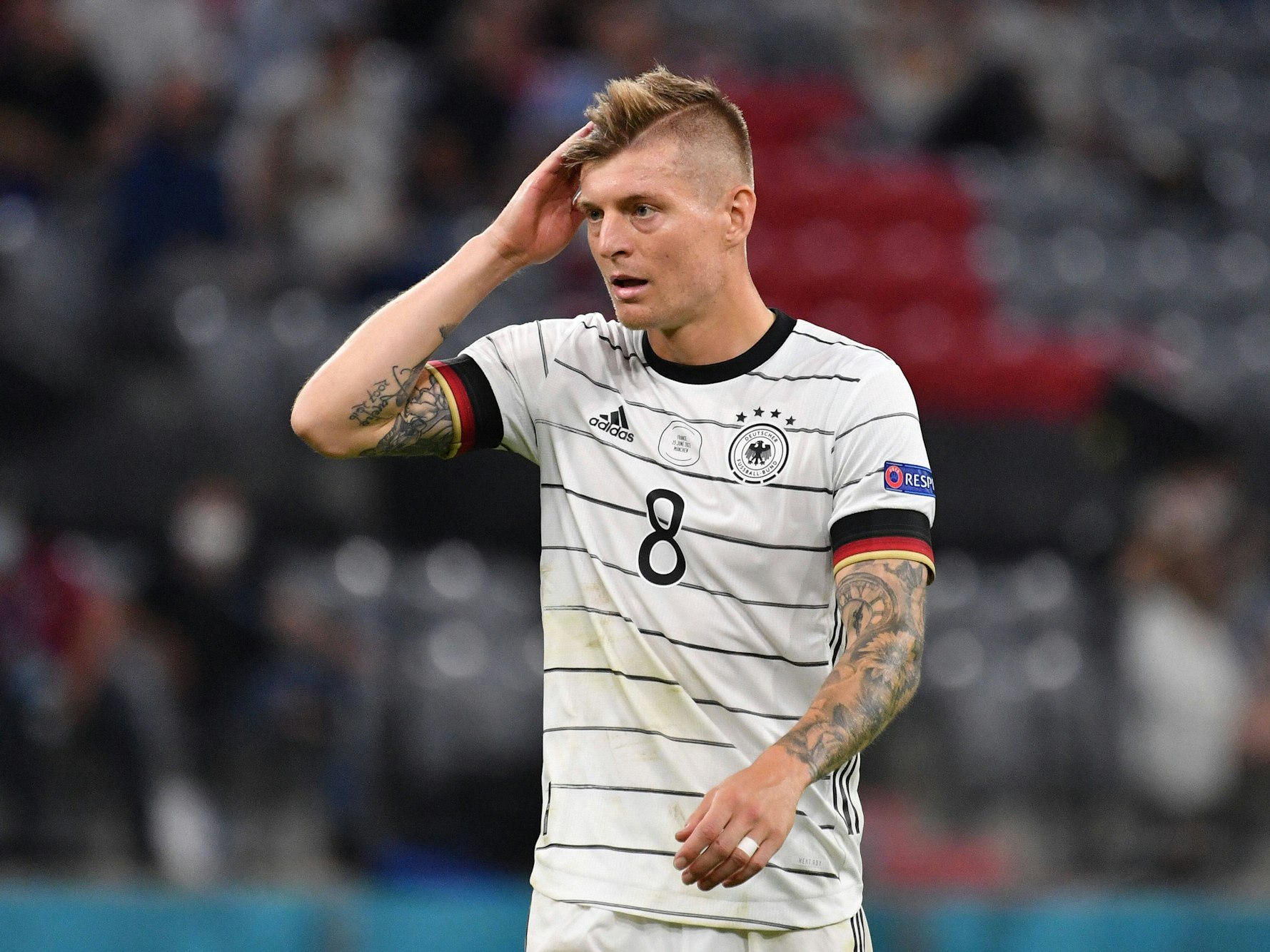 Kroos fasst sich enttäuscht ins Haar.