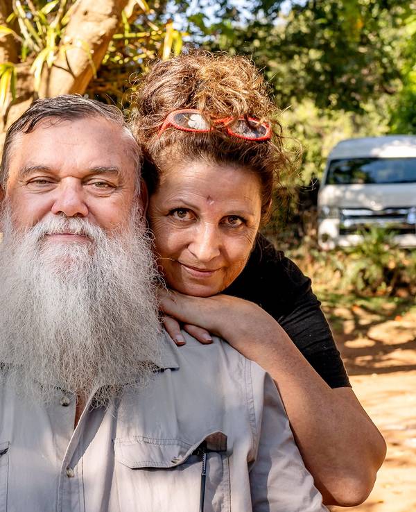 Der verstorbene Werner (64) aus Südafrika mit Katrin (62, l.), Erzieherin aus Hessen und Conny (55), Erzieherin aus Baden-Württemberg bei der RTL-Serie „Bauer sucht Frau International“.