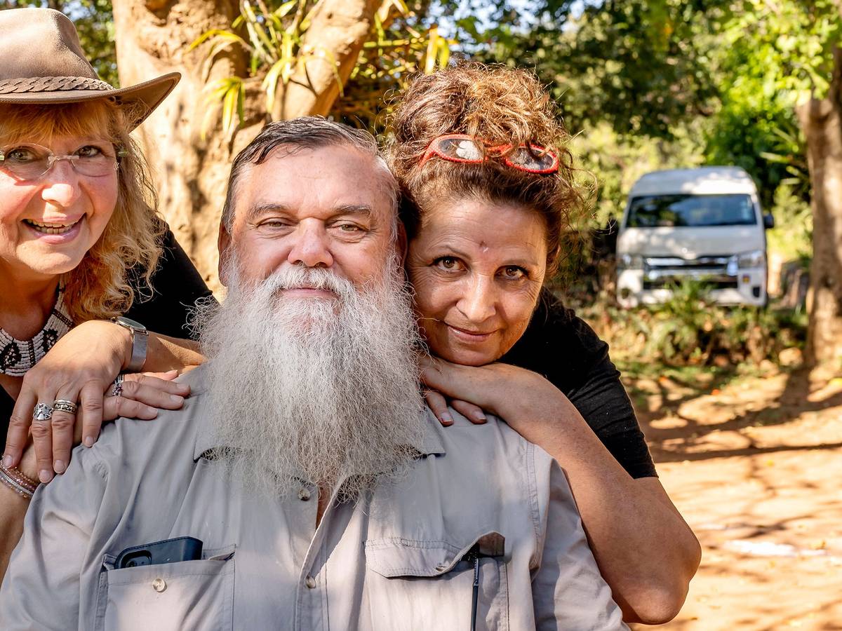 Der verstorbene Werner (64) aus Südafrika mit Katrin (62, l.), Erzieherin aus Hessen und Conny (55), Erzieherin aus Baden-Württemberg bei der RTL-Serie „Bauer sucht Frau International“.
