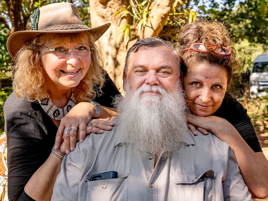 Der verstorbene Werner (64) aus Südafrika mit Katrin (62, l.), Erzieherin aus Hessen und Conny (55), Erzieherin aus Baden-Württemberg bei der RTL-Serie „Bauer sucht Frau International“.
