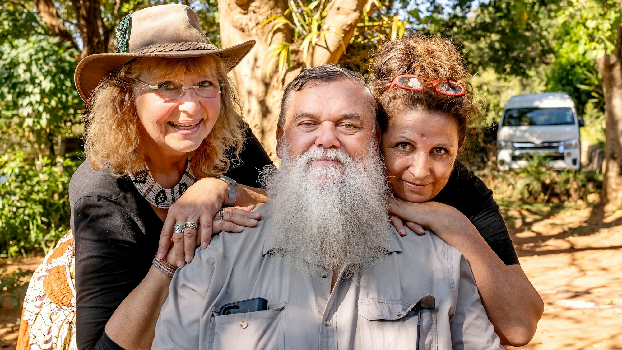Der verstorbene Werner (64) aus Südafrika mit Katrin (62, l.), Erzieherin aus Hessen und Conny (55), Erzieherin aus Baden-Württemberg bei der RTL-Serie „Bauer sucht Frau International“.
