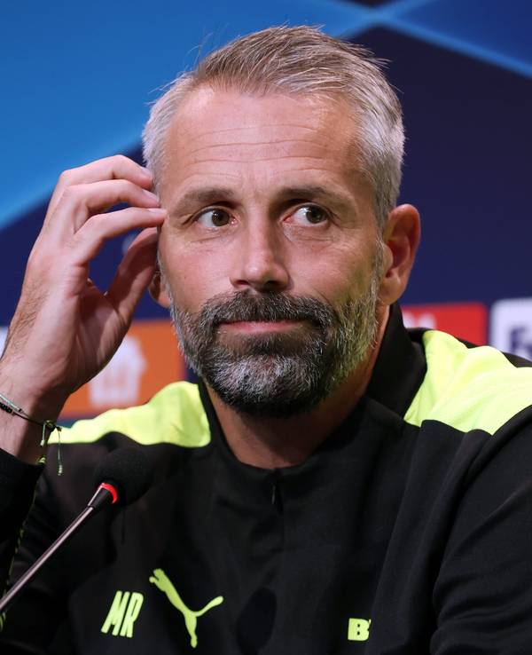 Marco Rose blickt skeptisch bei einer Pressekonferenz