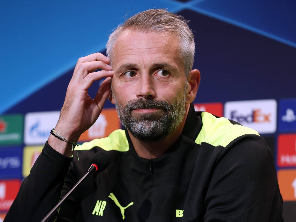 Marco Rose blickt skeptisch bei einer Pressekonferenz