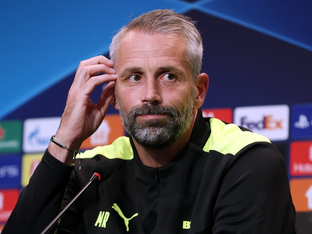 Marco Rose blickt skeptisch bei einer Pressekonferenz