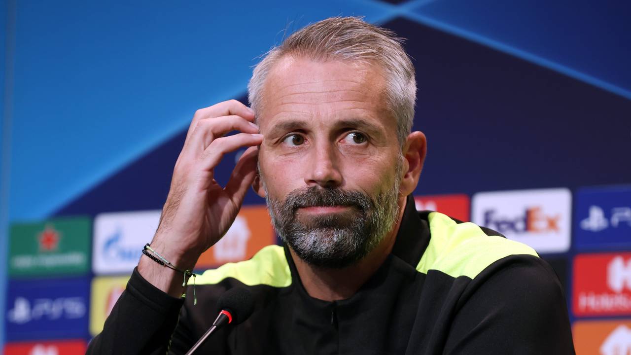 Marco Rose blickt skeptisch bei einer Pressekonferenz
