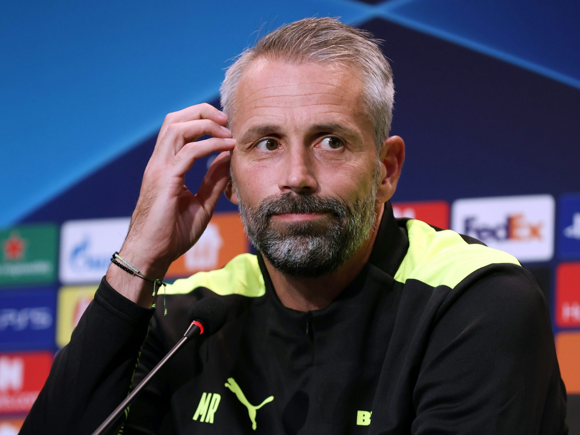 Marco Rose blickt skeptisch bei einer Pressekonferenz