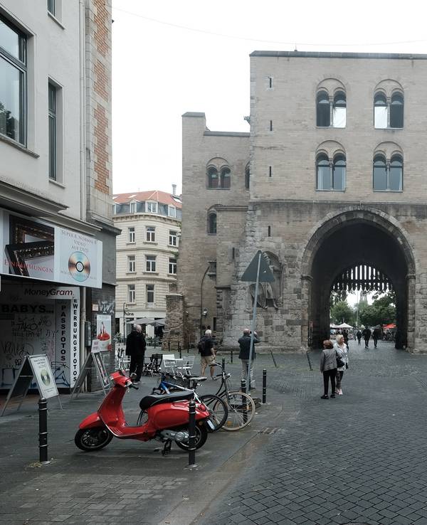 Blick von der Straße auf die Eigelsteintorburg in Köln.
