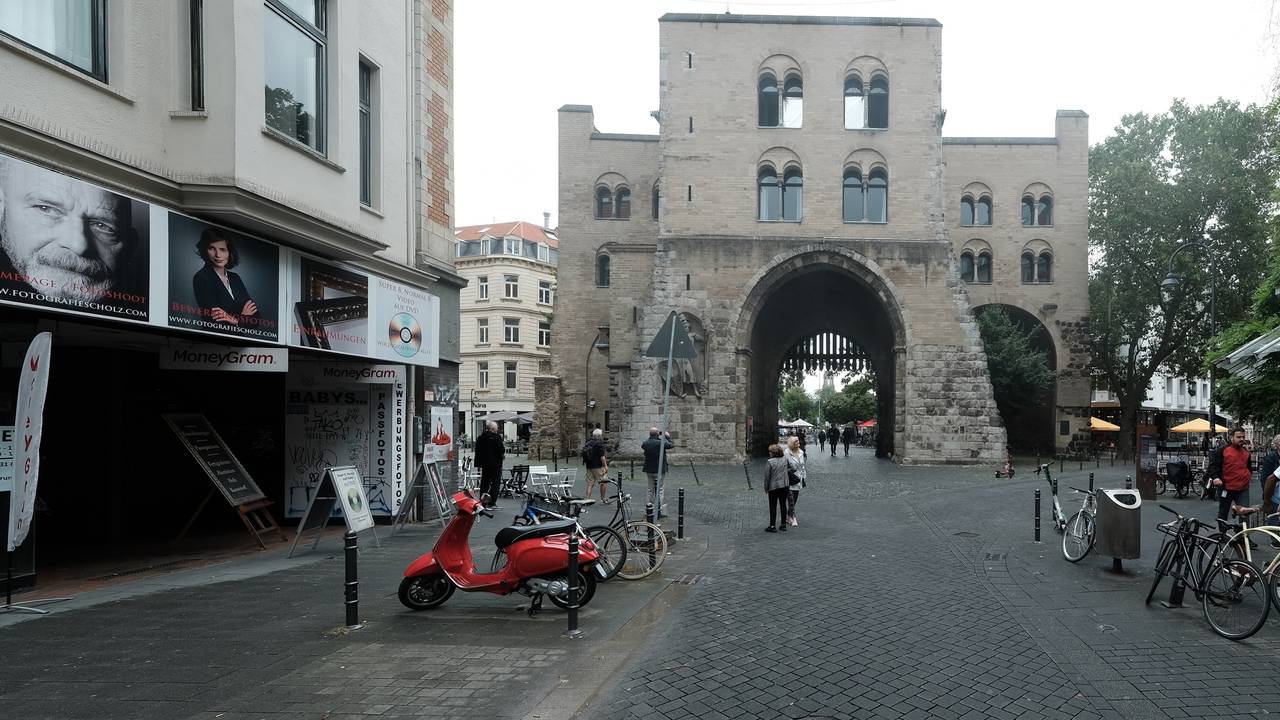 Blick von der Straße auf die Eigelsteintorburg in Köln.
