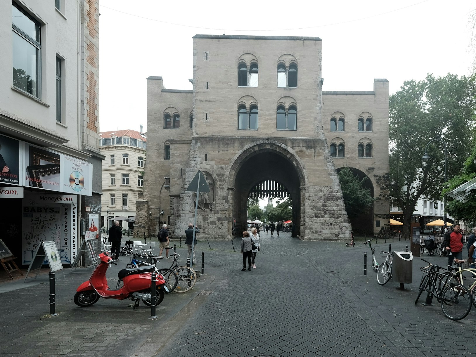 Blick von der Straße auf die Eigelsteintorburg in Köln.