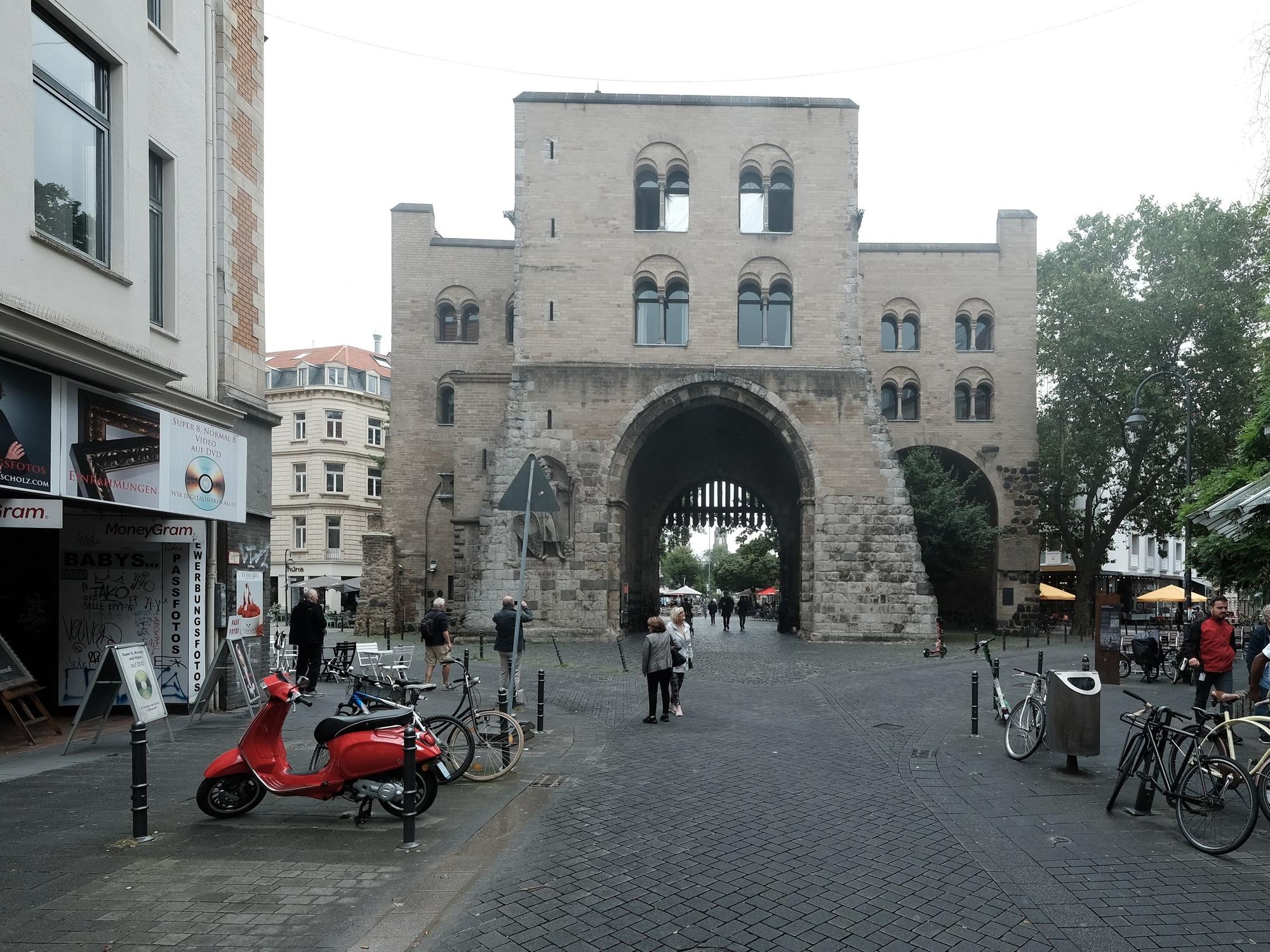 Blick von der Straße auf die Eigelsteintorburg in Köln.