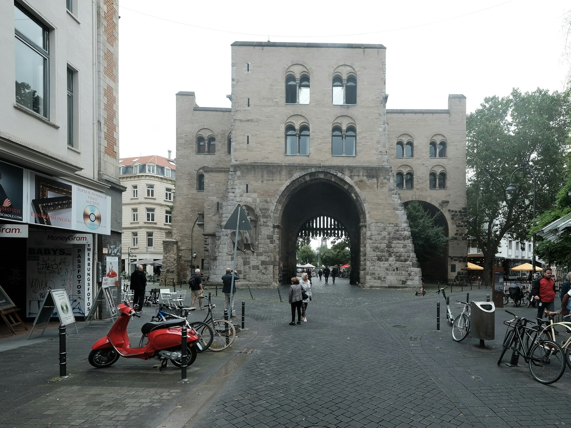 Blick von der Straße auf die Eigelsteintorburg in Köln.
