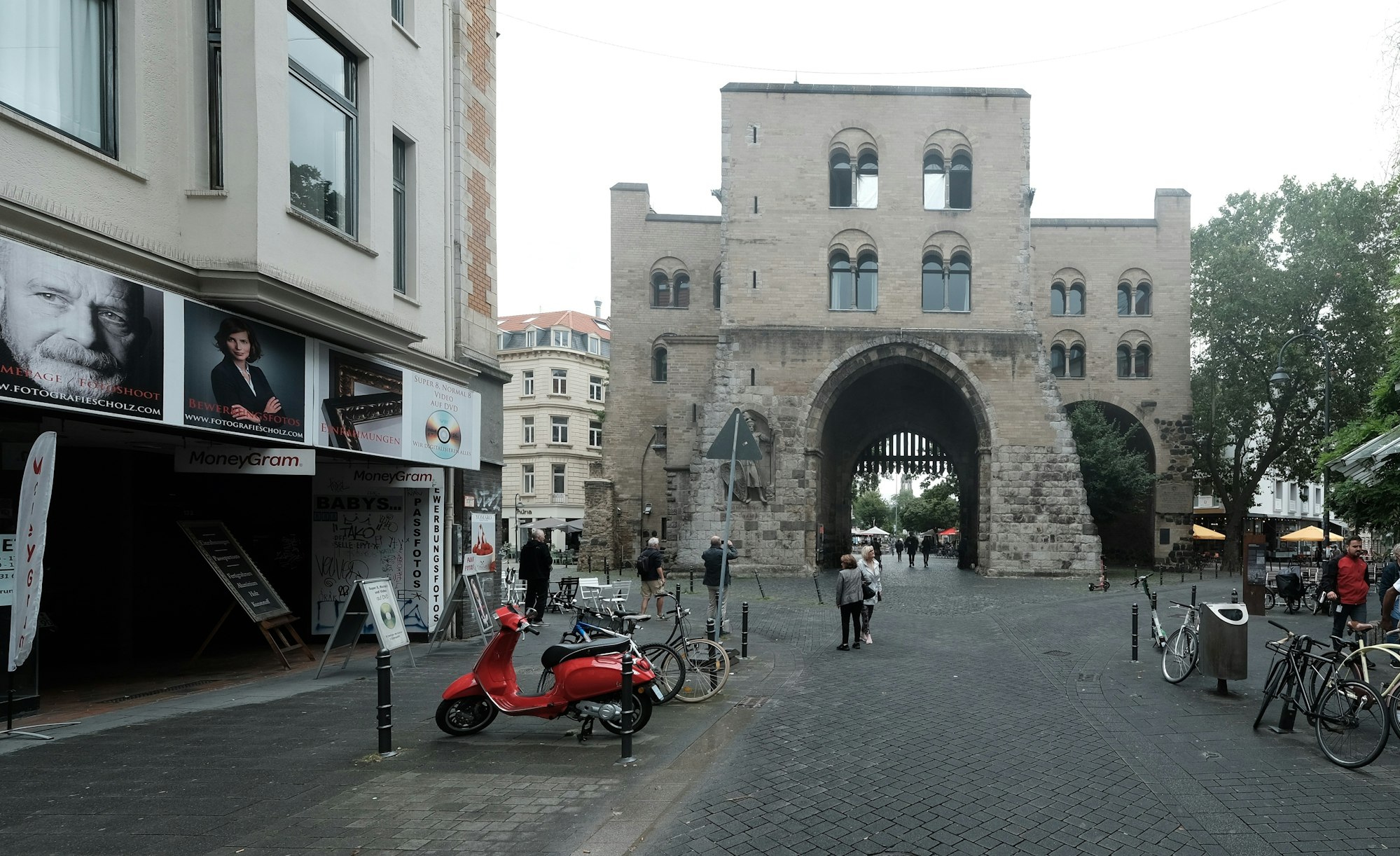Blick von der Straße auf die Eigelsteintorburg in Köln.