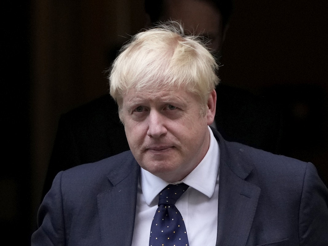 Boris Johnson (M), Premierminister von Großbritannien, verlässt im September 2021 die 10 Downing Street.