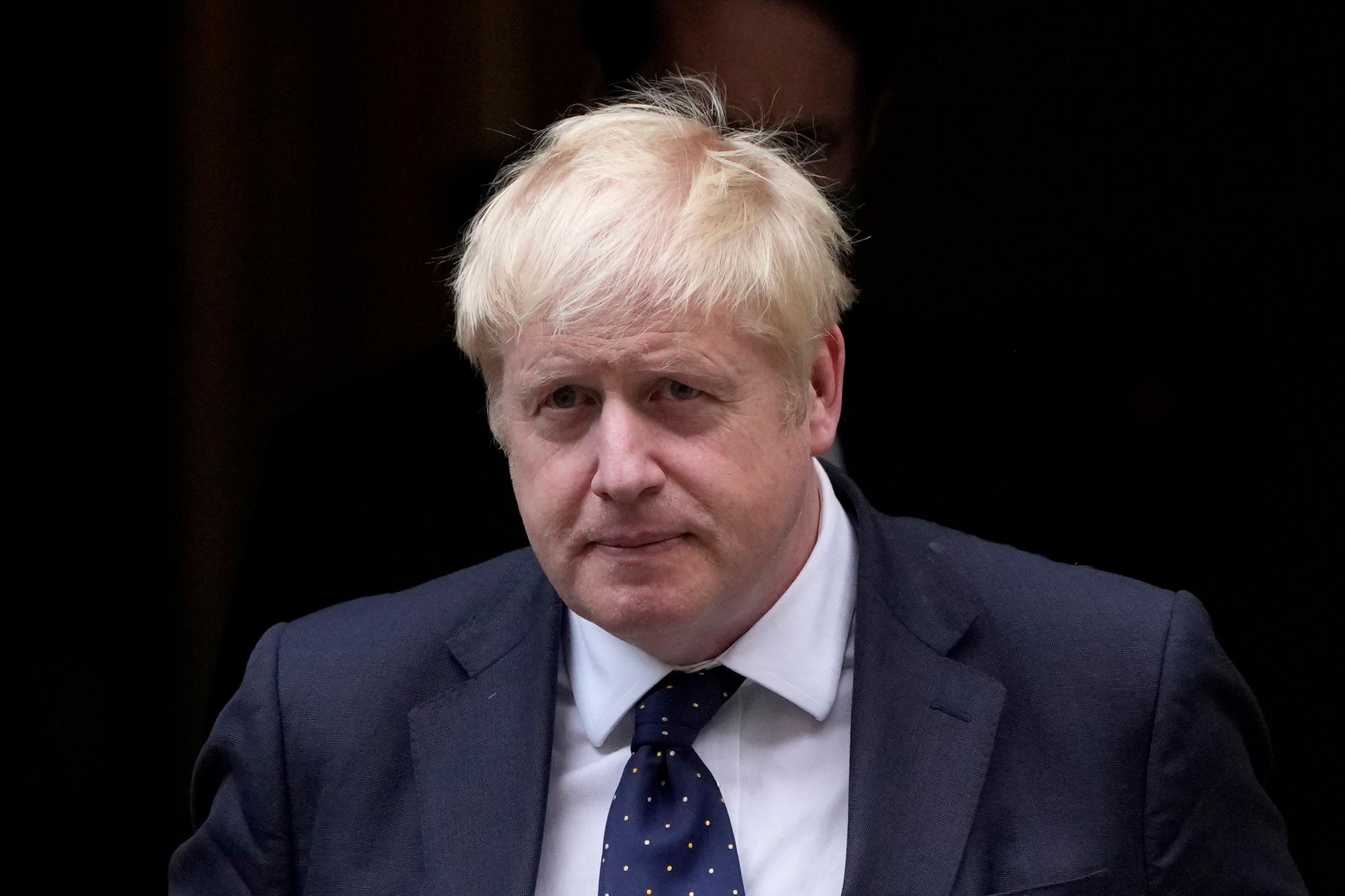 Boris Johnson (M), Premierminister von Großbritannien, verlässt im September 2021 die 10 Downing Street.