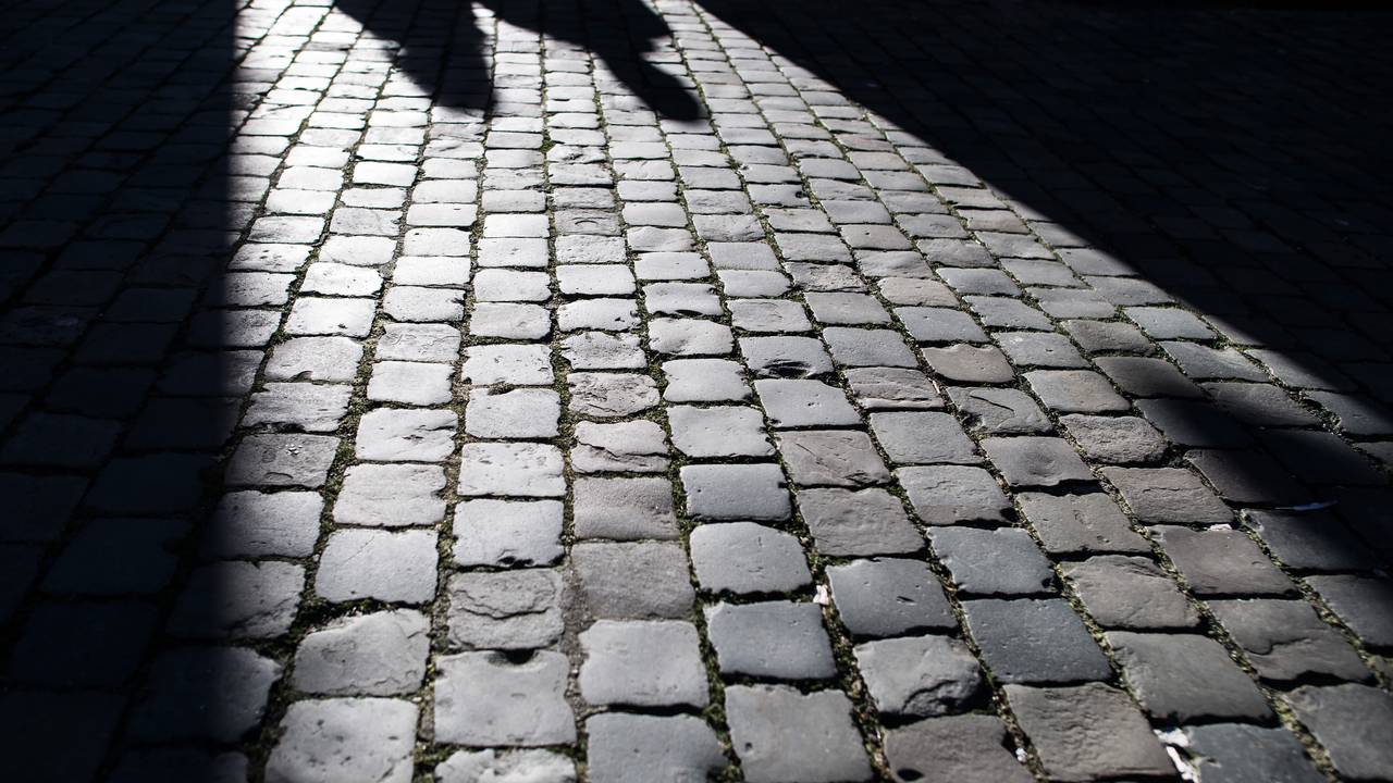 Fußgänger werfen am 21. Januar 2019 in der Aachener Innenstadt ihre Schatten auf das Pflaster.