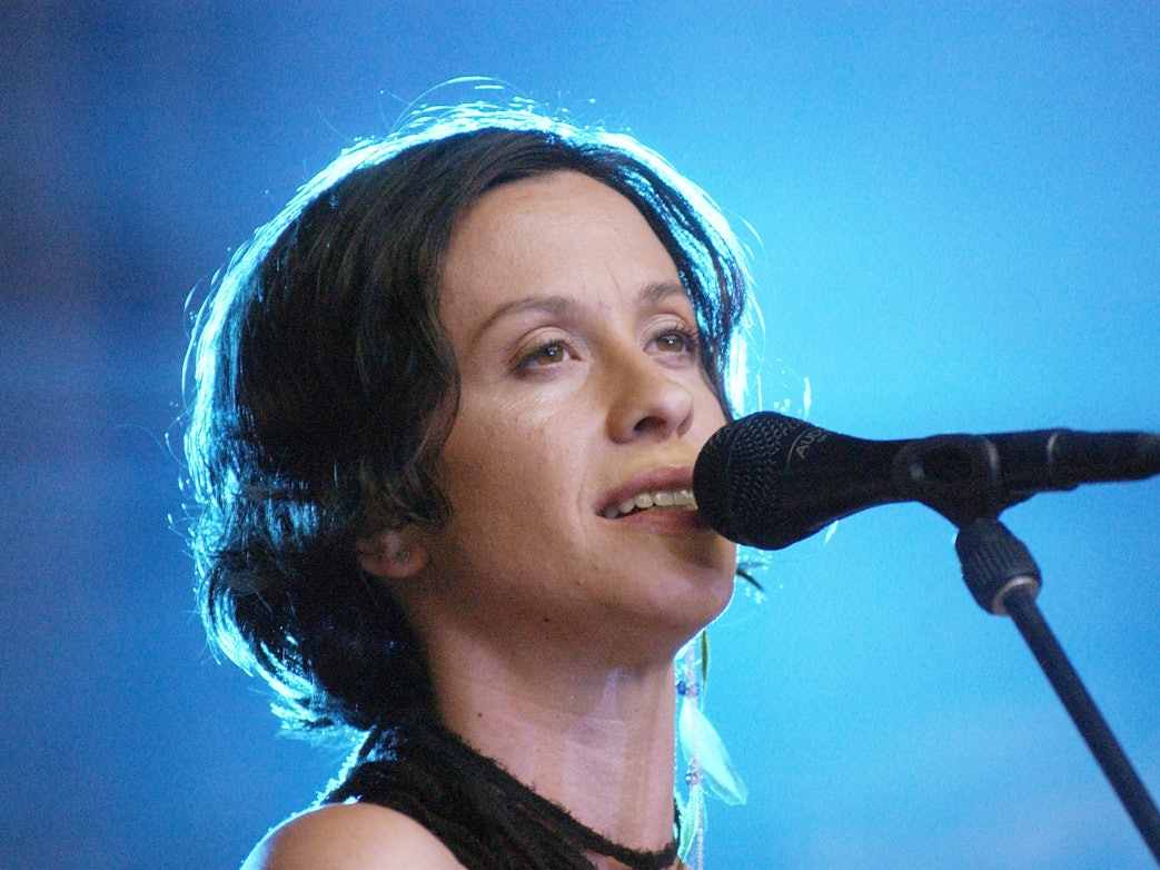 Alanis Morissette (hier bei einem Konzert 2004) hat erstmals über ihre schreckliche Vergangenheit gesprochen.