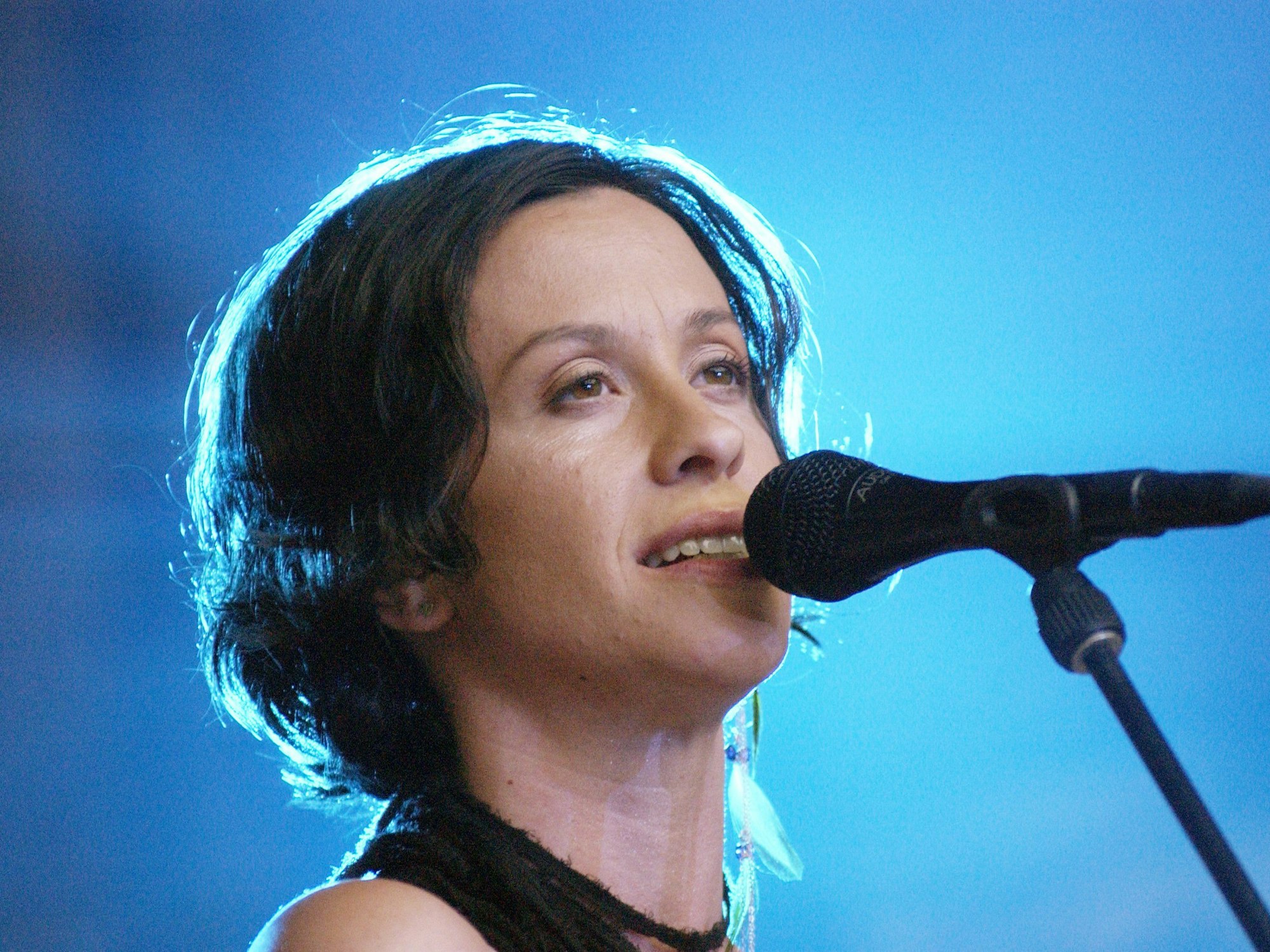 Alanis Morissette (hier bei einem Konzert 2004) hat erstmals über ihre schreckliche Vergangenheit gesprochen.