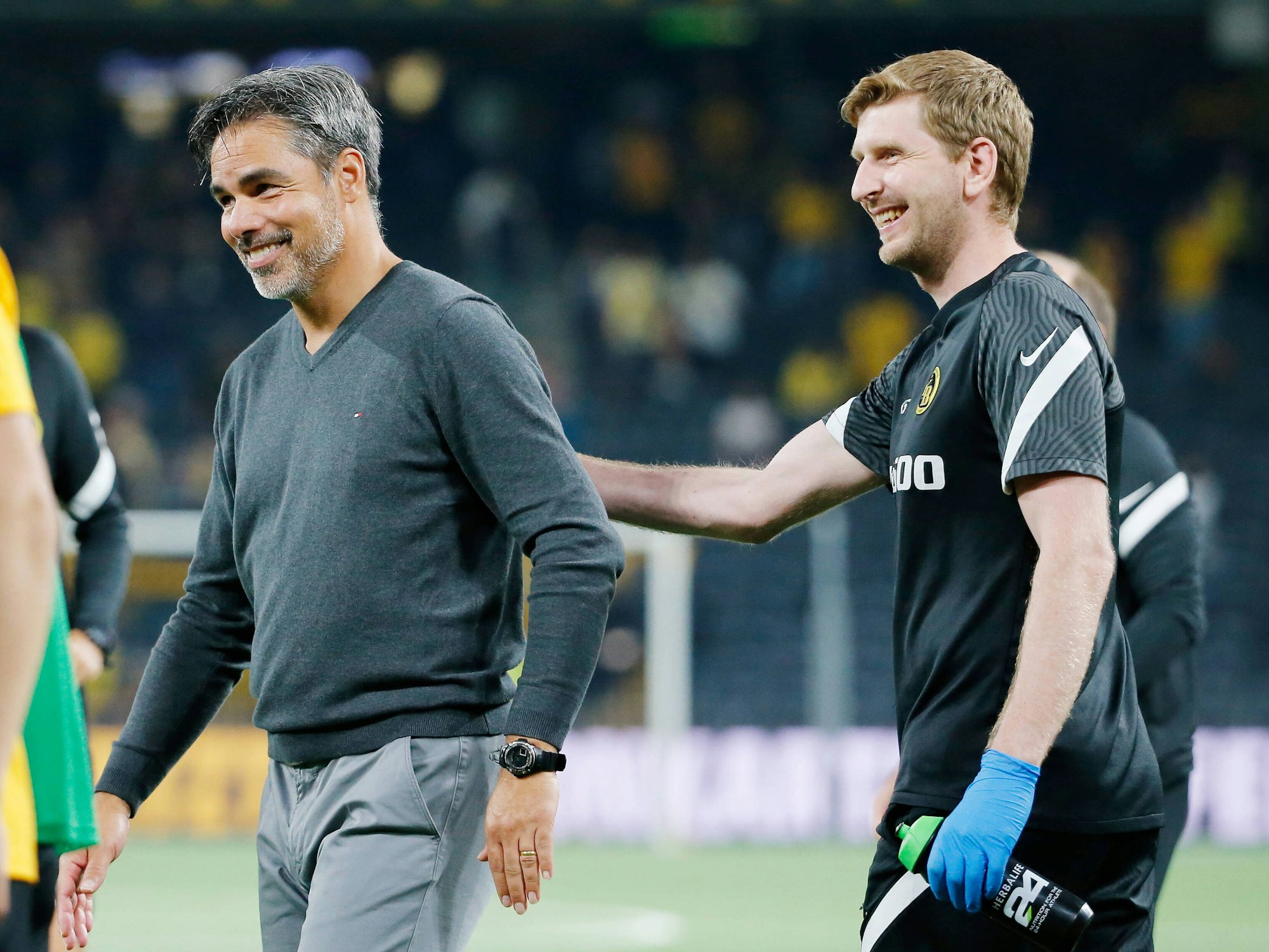 Berns Trainer David Wagner freut sich nach der Champions-League-Qualifikation mit seinen Spielern.