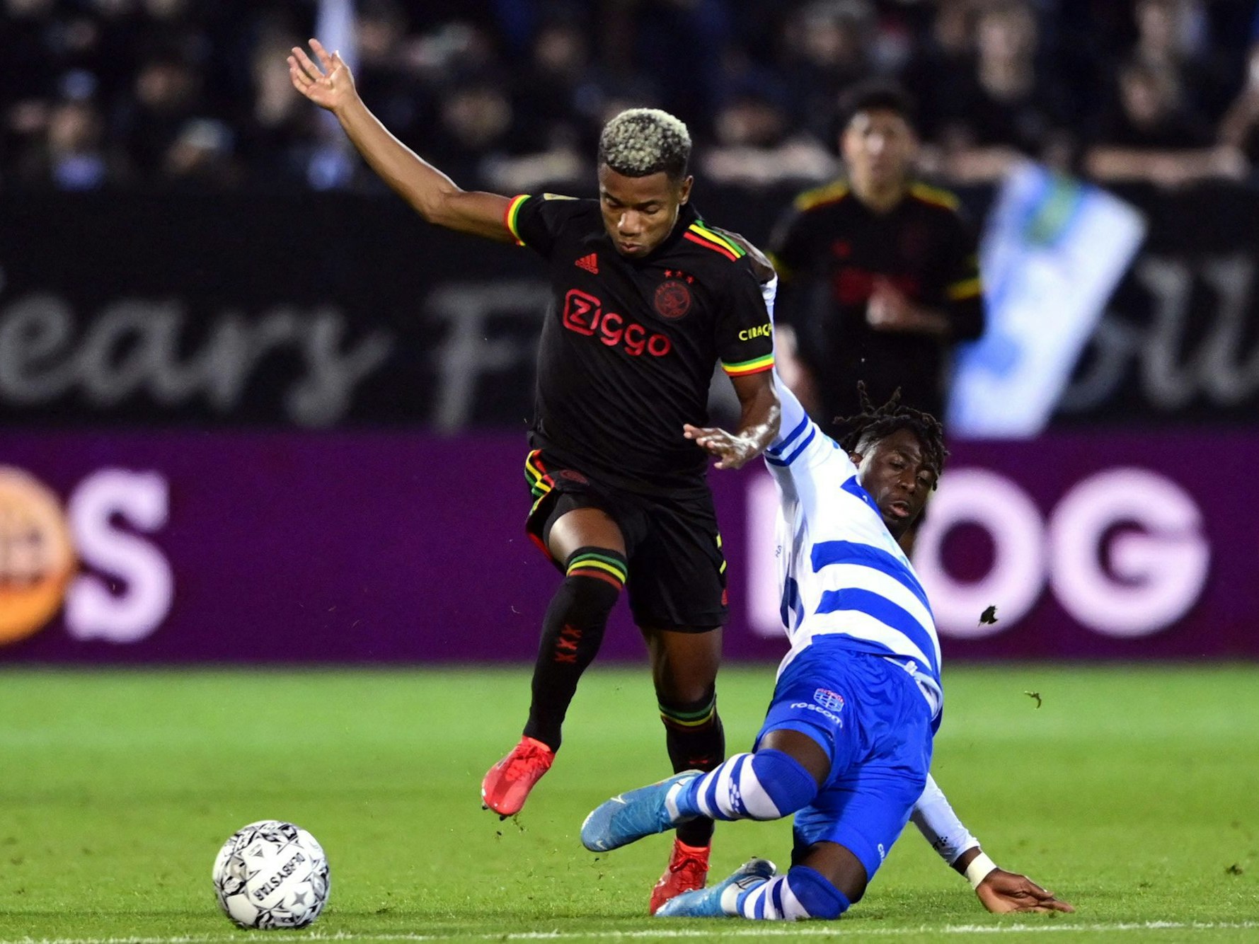 David Neres von Ajax Amsterdam im Zweikampf mit Chardi Landu von PEC Zwolle.