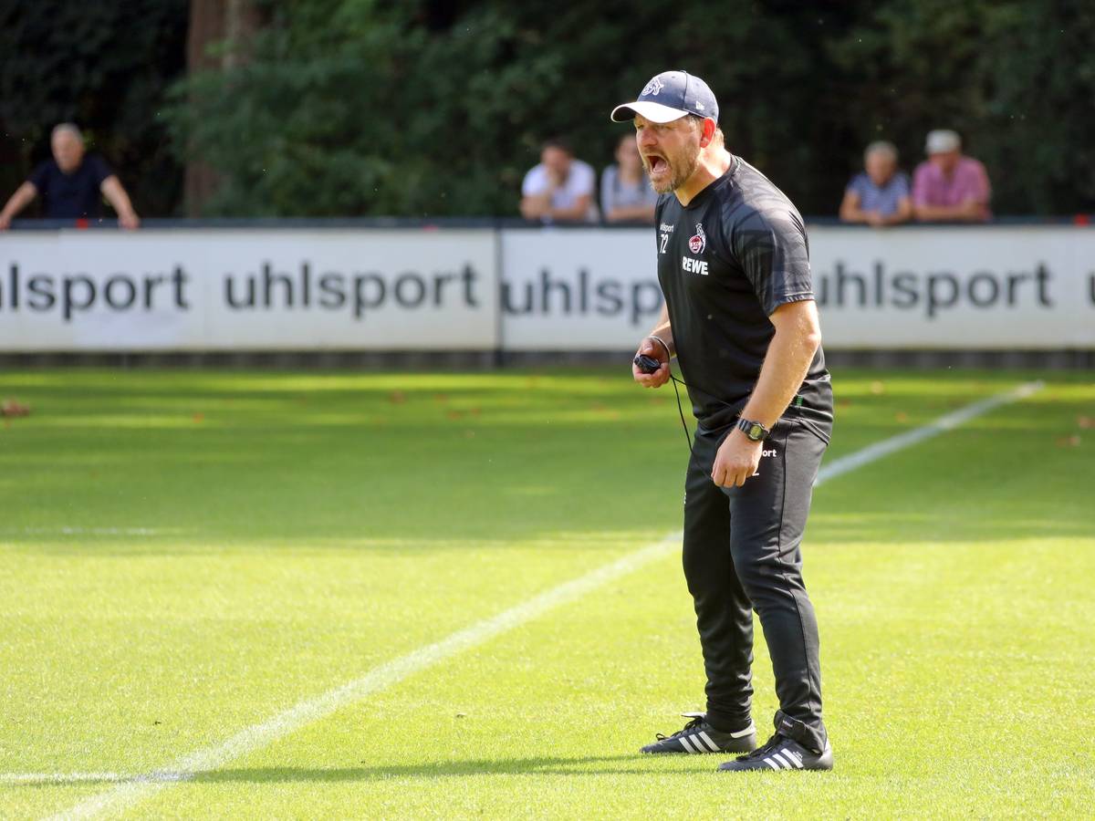Steffen Baumgart schreit seine Spieler beim Training nach vorne.