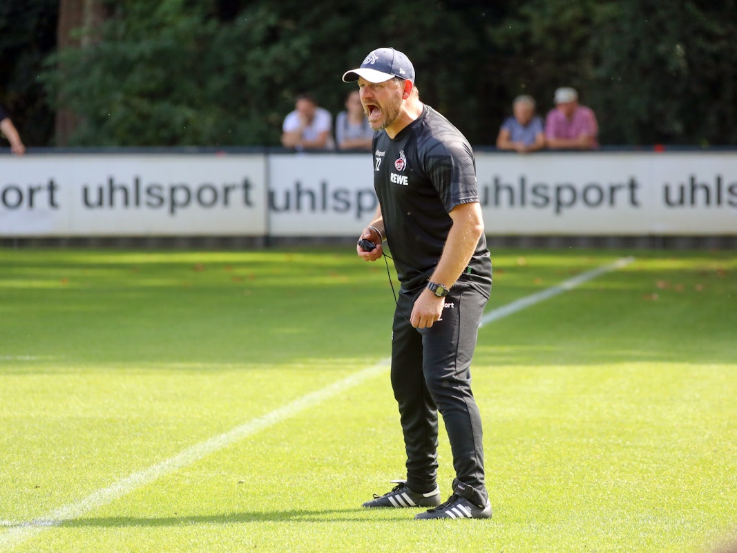Steffen Baumgart schreit seine Spieler beim Training nach vorne.