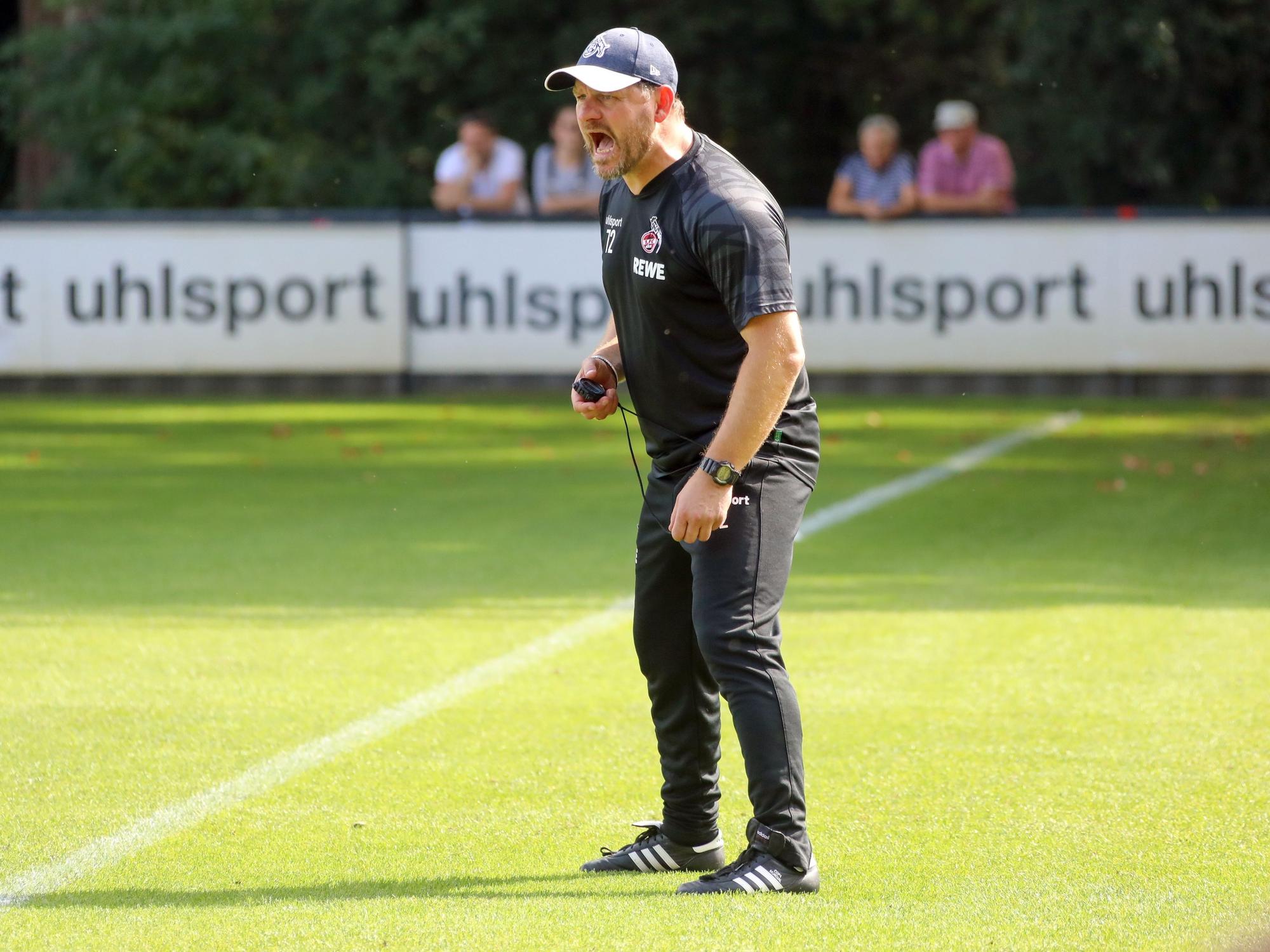 Steffen Baumgart schreit seine Spieler beim Training nach vorne.