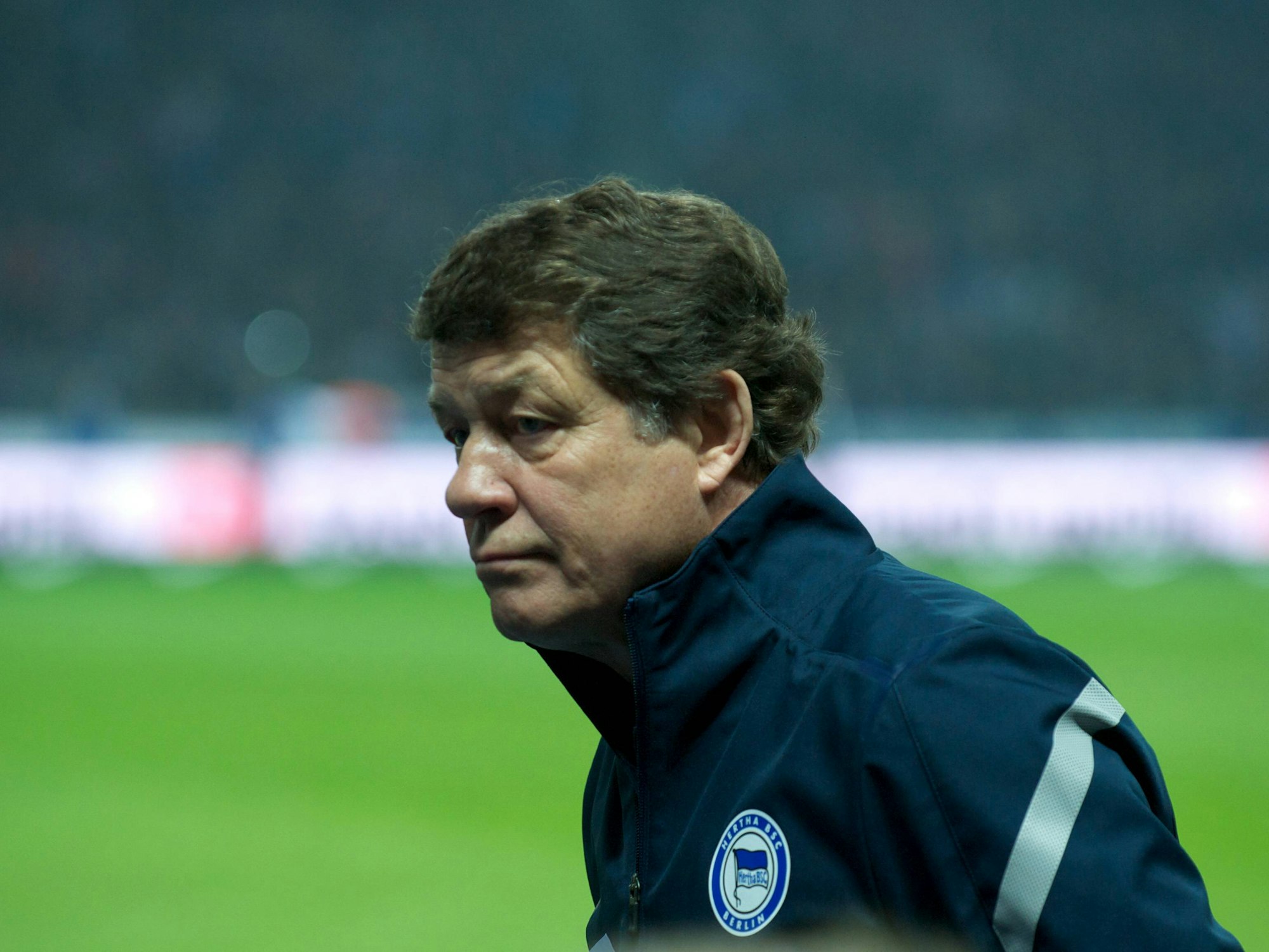 Otto Rehhagel ist im Profil zu sehen, er trägt eine Hertha-Trainingsjacke.