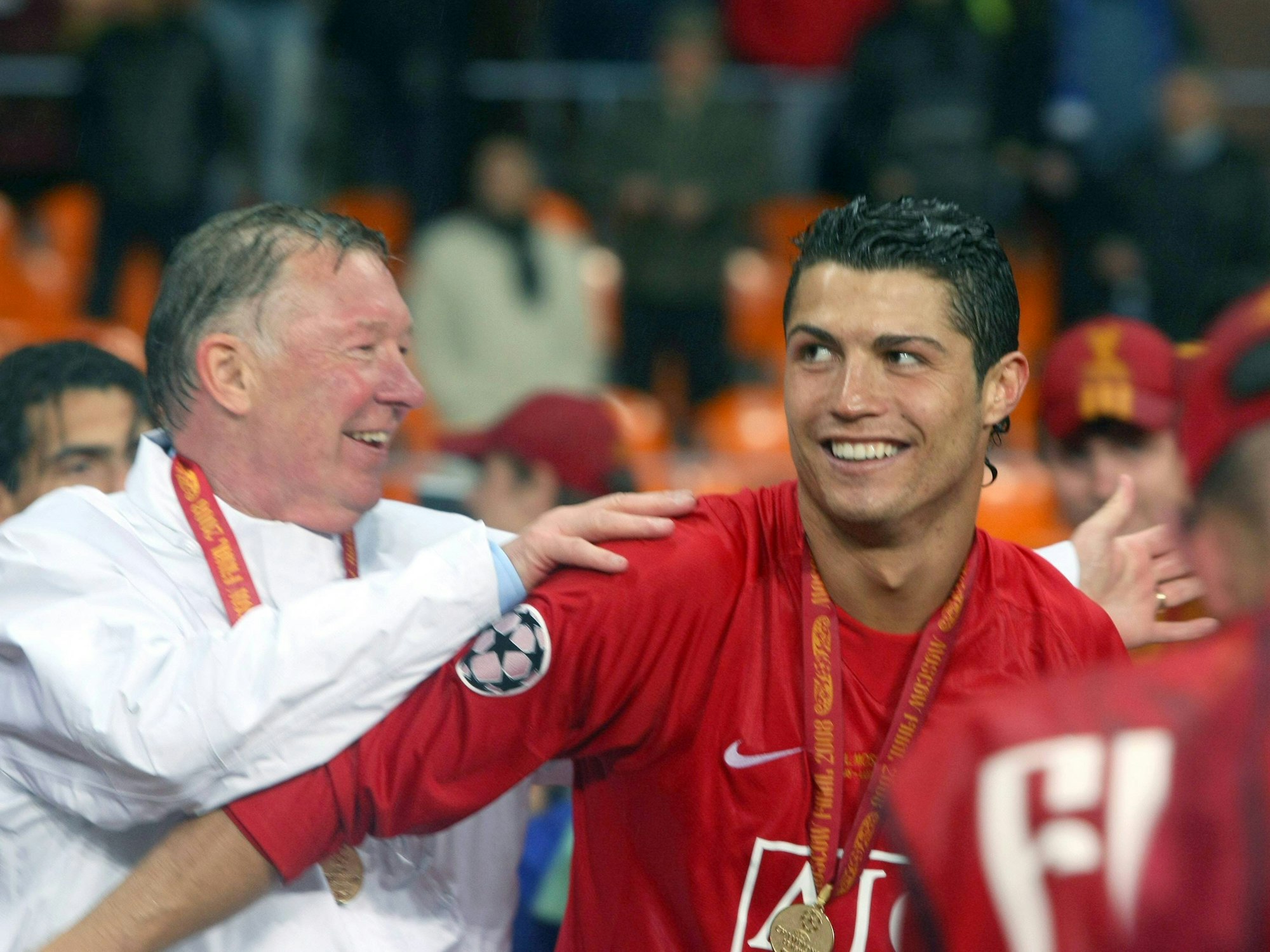 Cristiano Ronaldo und Trainer Sir Alex Ferguson freuen sich über den Gewinn der Champions League 2008.