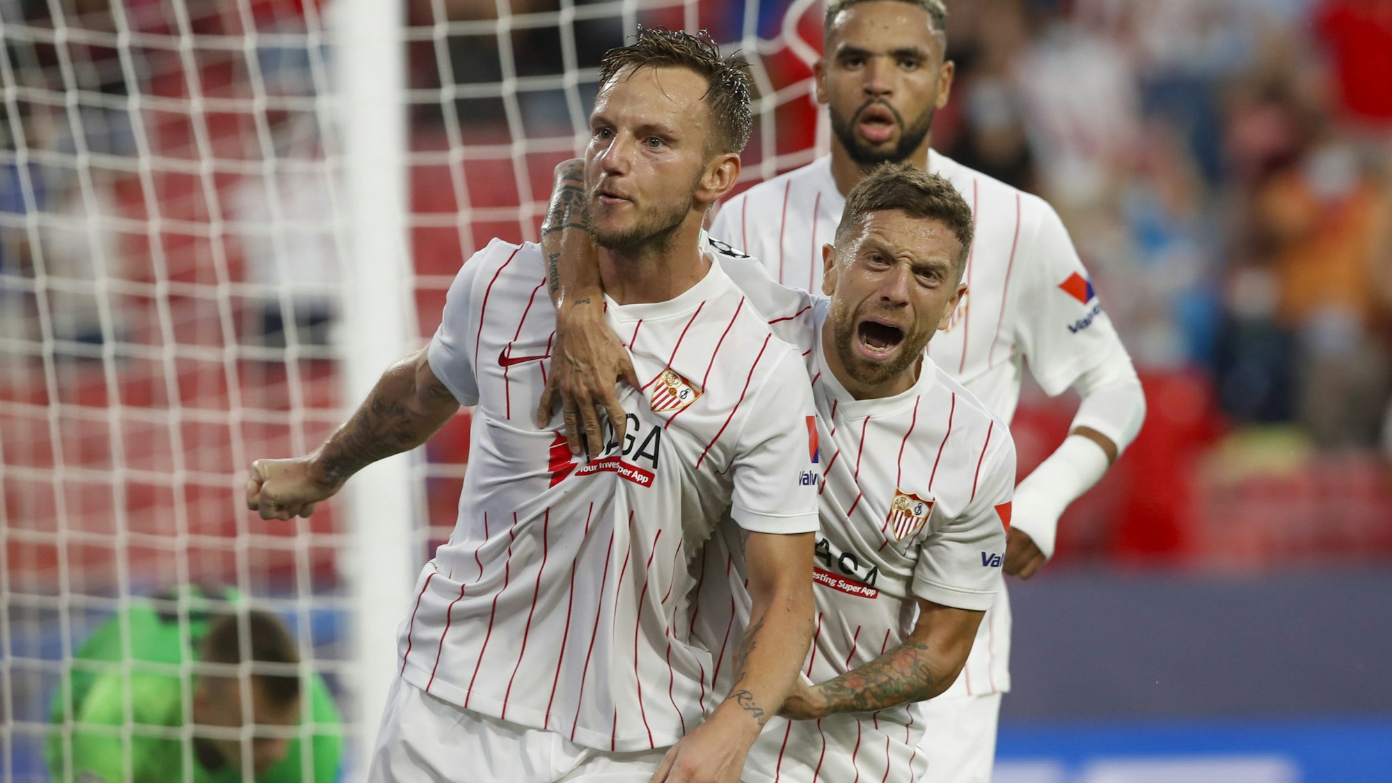 Sevillas Ivan Rakitic (l) feiert mit Alejandro Gomez (M.) nach dem ersten Tor.