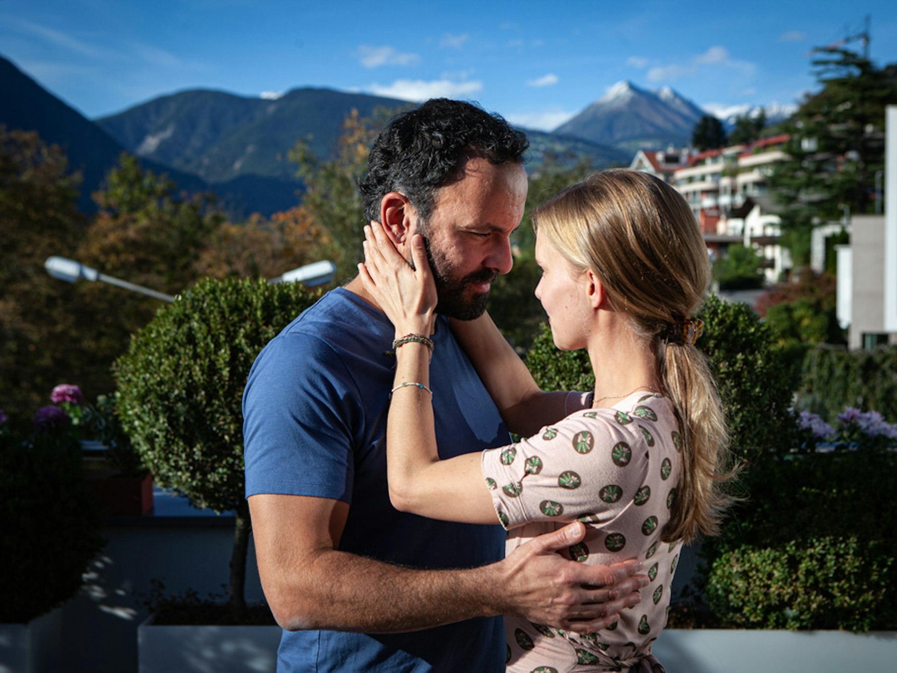 ZDF: Ein Sommer in Südtirol. Maike Jüttendonk und Sami Loris stehen auf Terrasse.
