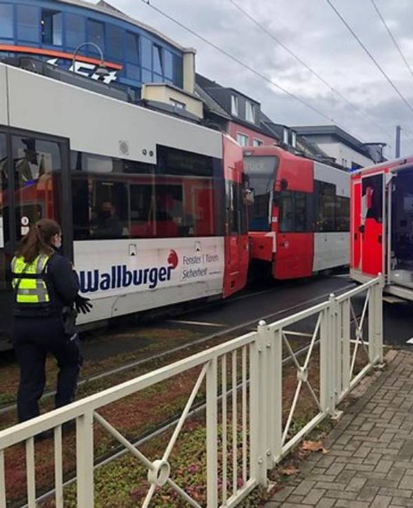 Eine KVB-Bahn ist mit einem E-Scooter zusammengeprallt. Foto von Maria Gambino, Mitarbeiterin des KStA.